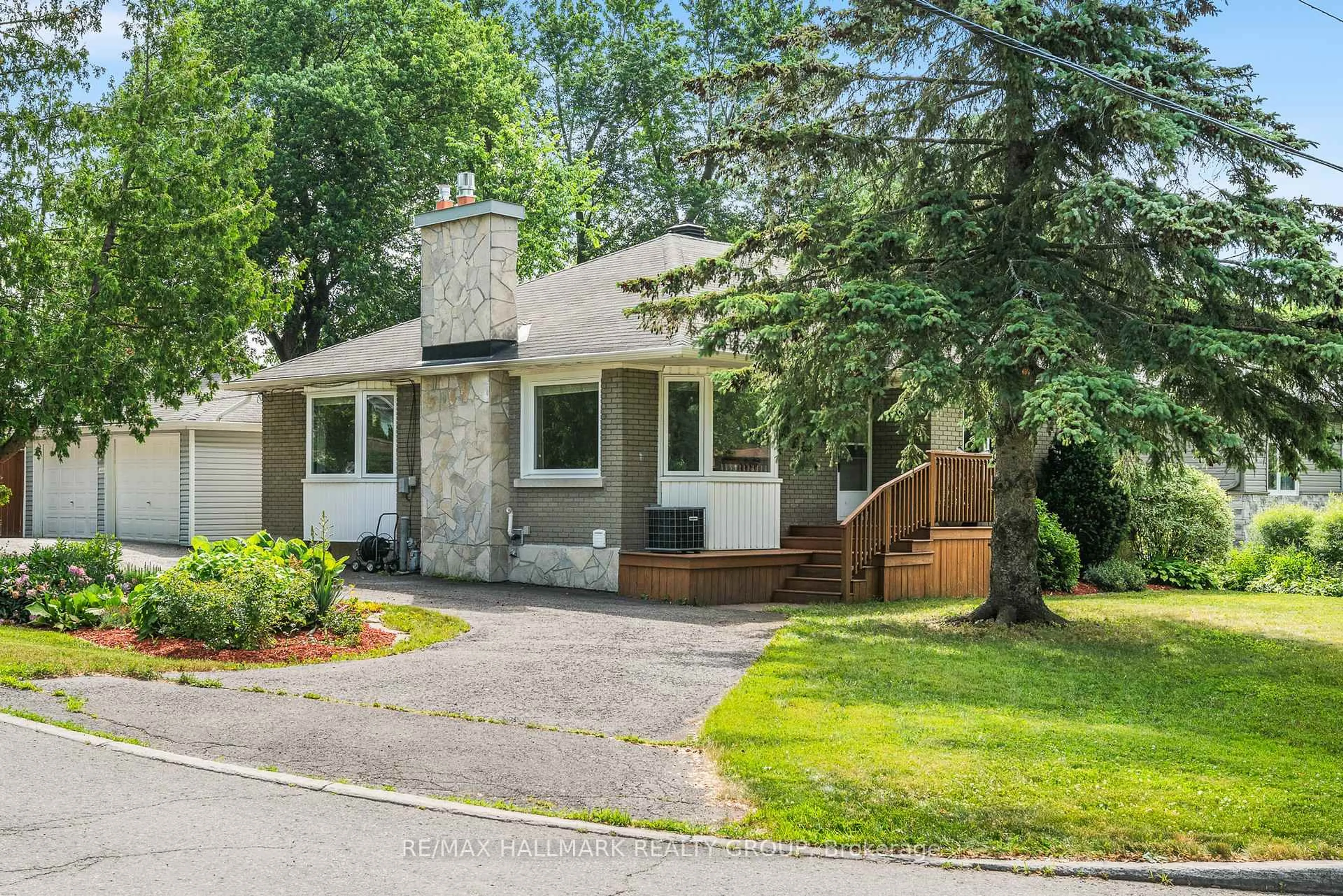 Home with vinyl exterior material, street for 15 Crownhill St, Ottawa Ontario K1J 7K3