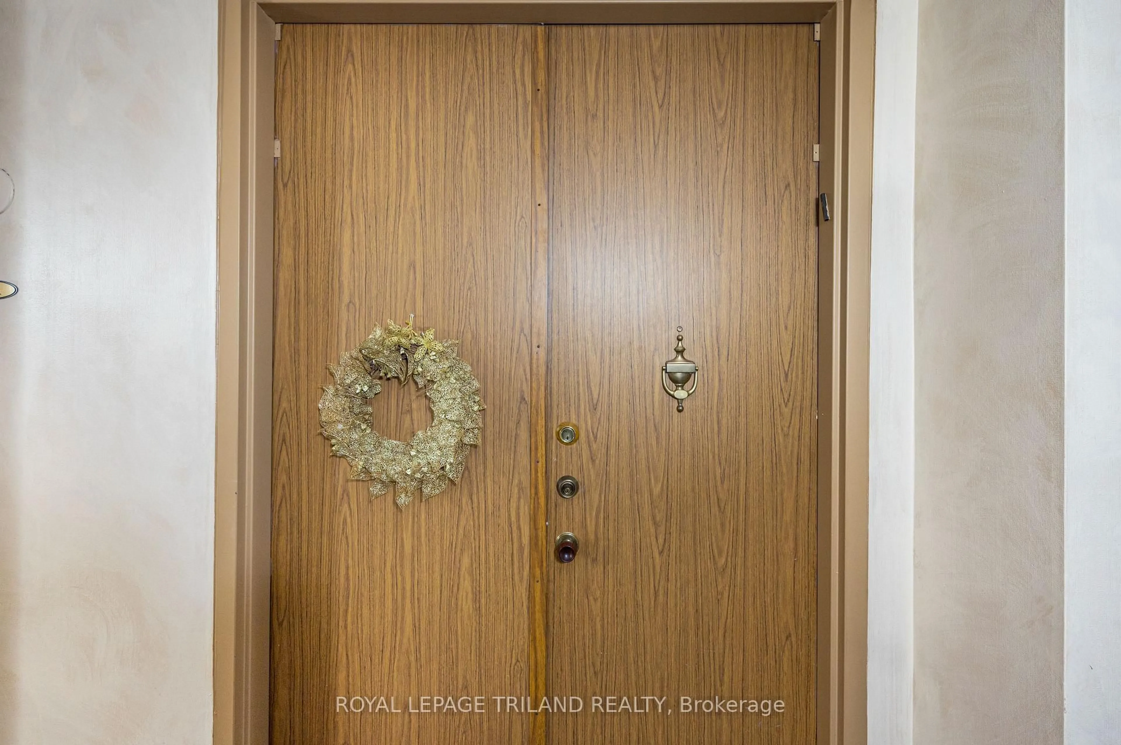 Indoor entryway for 389 Dundas St #1401, London East Ontario N6B 3L5