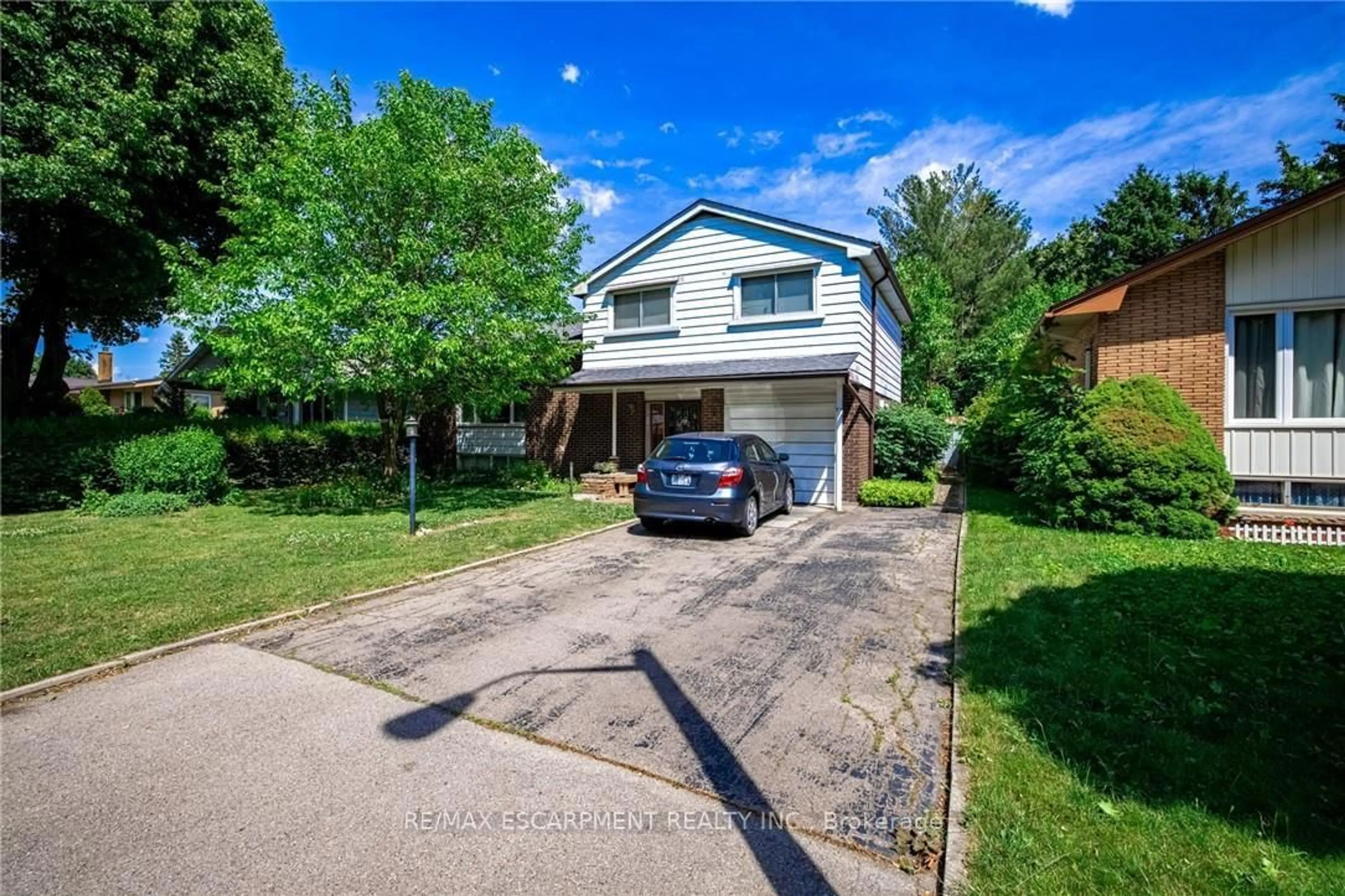 A pic from outside/outdoor area/front of a property/back of a property/a pic from drone, street for 176 Laurier Ave, Hamilton Ontario L9C 3S6