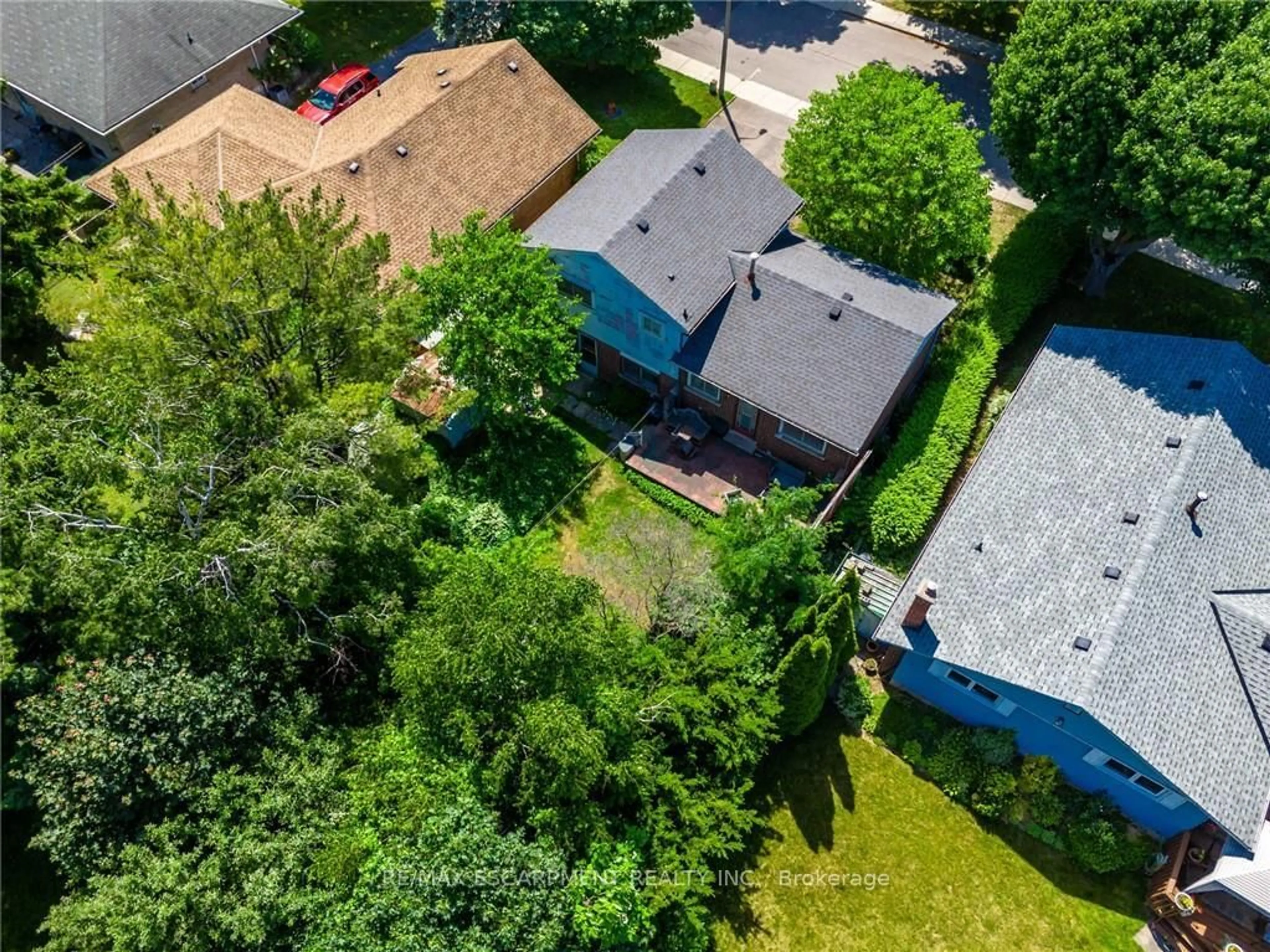 A pic from outside/outdoor area/front of a property/back of a property/a pic from drone, street for 176 Laurier Ave, Hamilton Ontario L9C 3S6