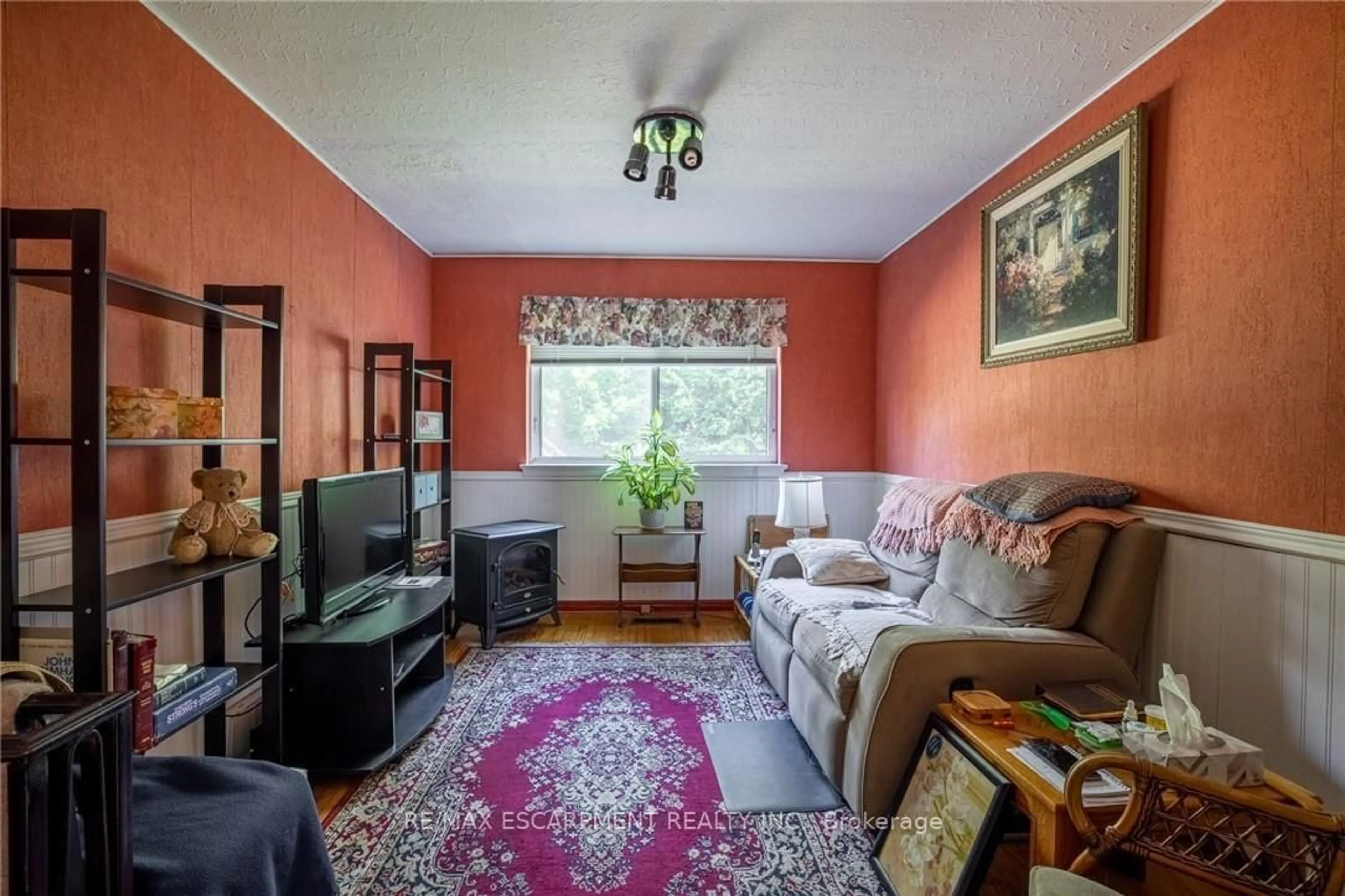 Living room with furniture, unknown for 176 Laurier Ave, Hamilton Ontario L9C 3S6