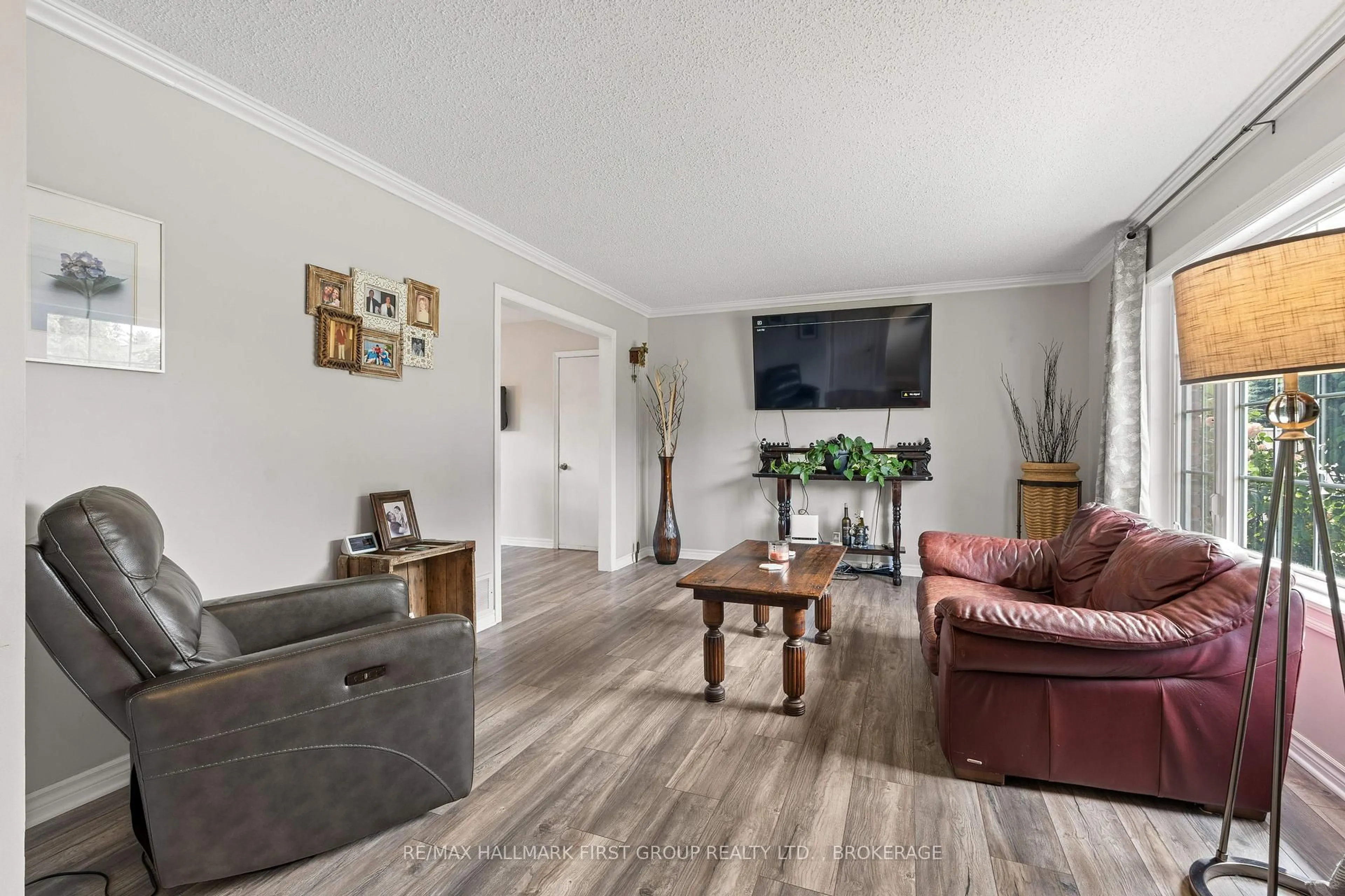 Living room with furniture, wood/laminate floor for 830 Gainsborough Pl, Kingston Ontario K7P 1E1