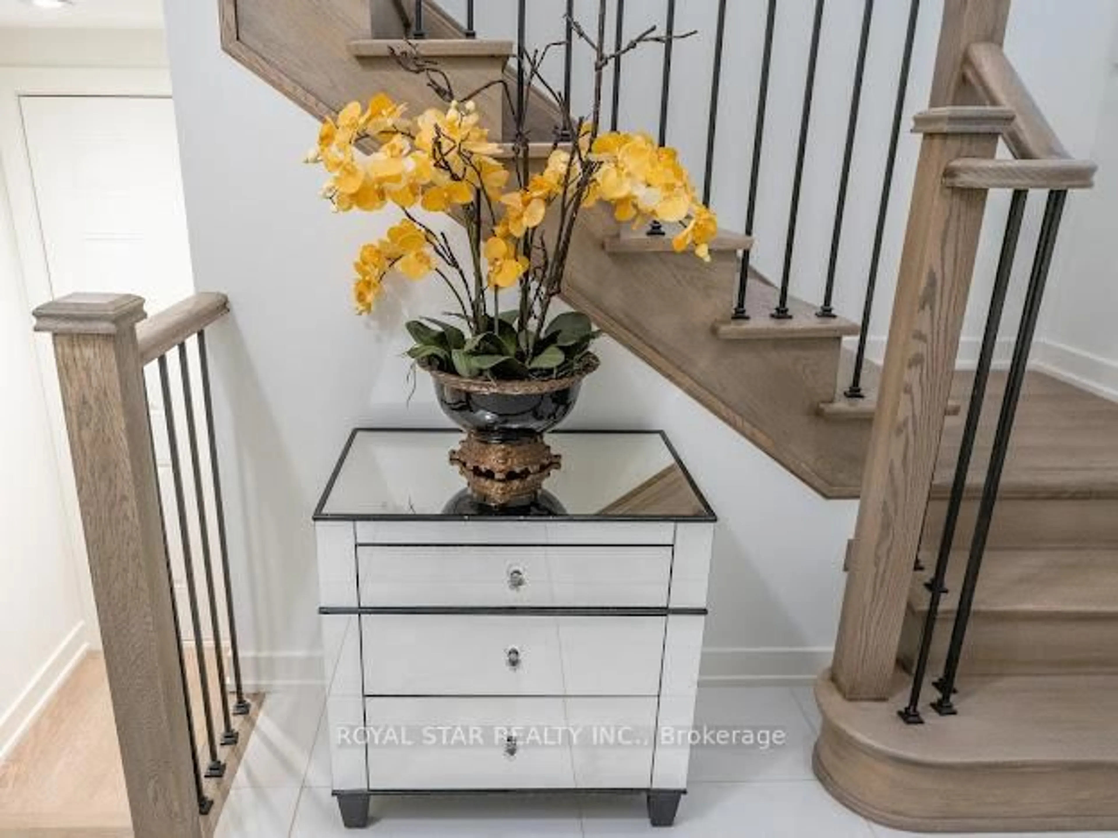 Indoor entryway for 36 Shawbridge Crt, Hamilton Ontario L8J 0M8