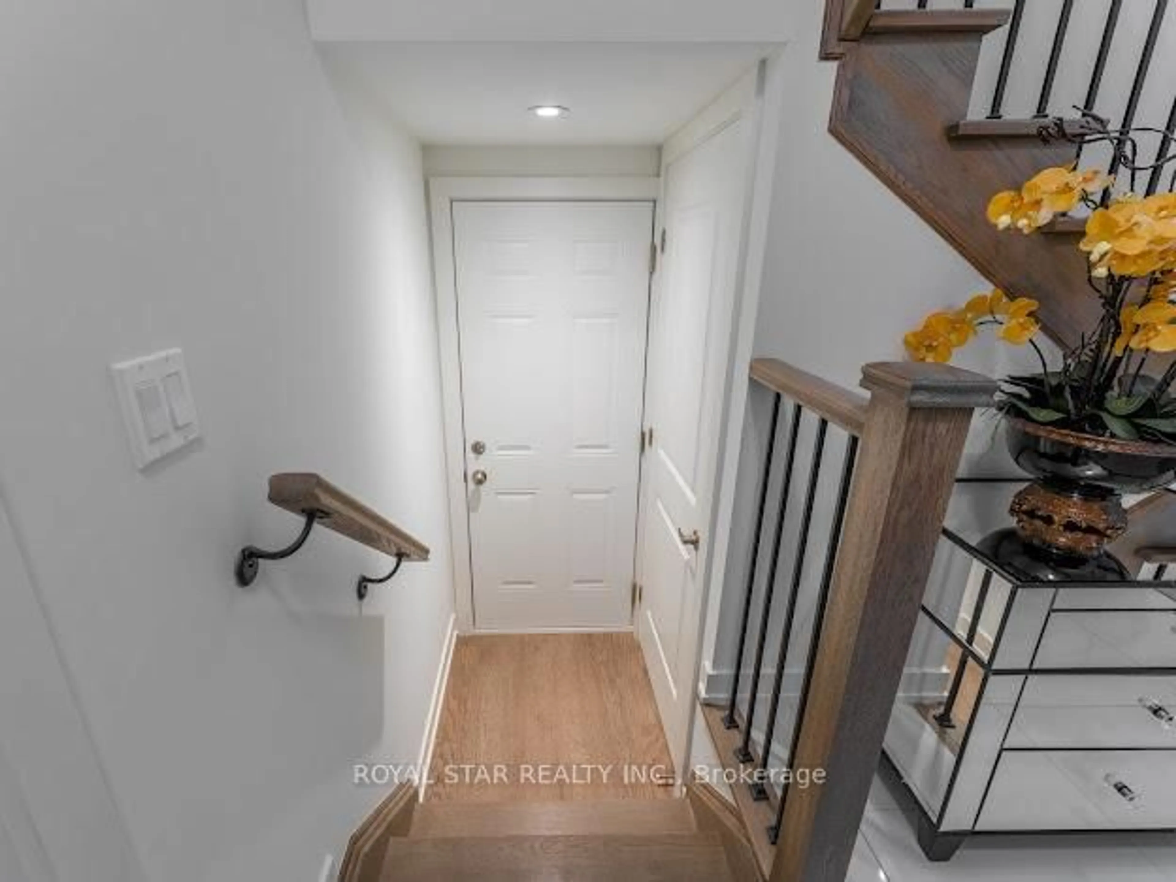 Indoor entryway for 36 Shawbridge Crt, Hamilton Ontario L8J 0M8