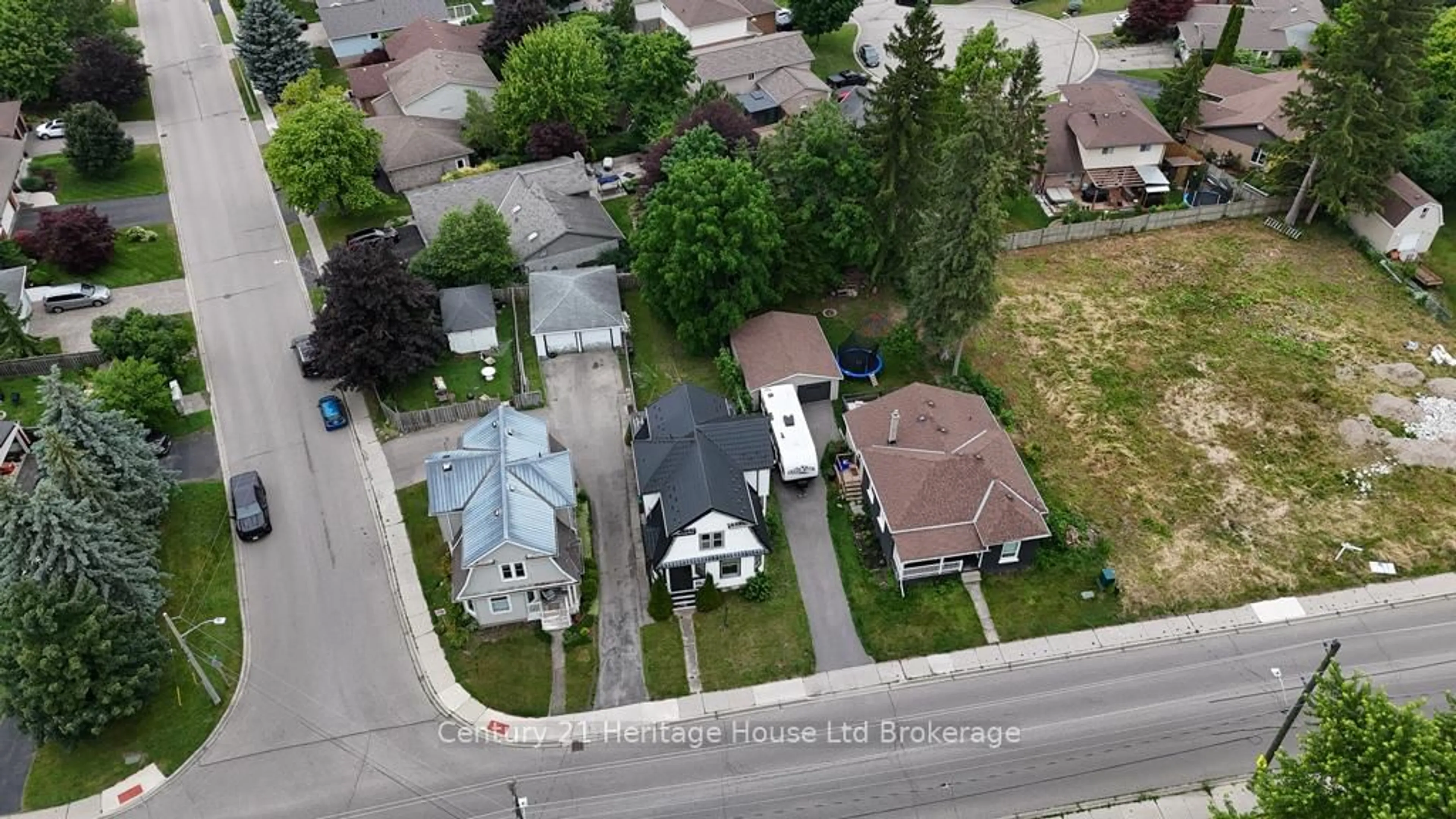 A pic from outside/outdoor area/front of a property/back of a property/a pic from drone, street for 145 King St, Ingersoll Ontario N5C 1G8