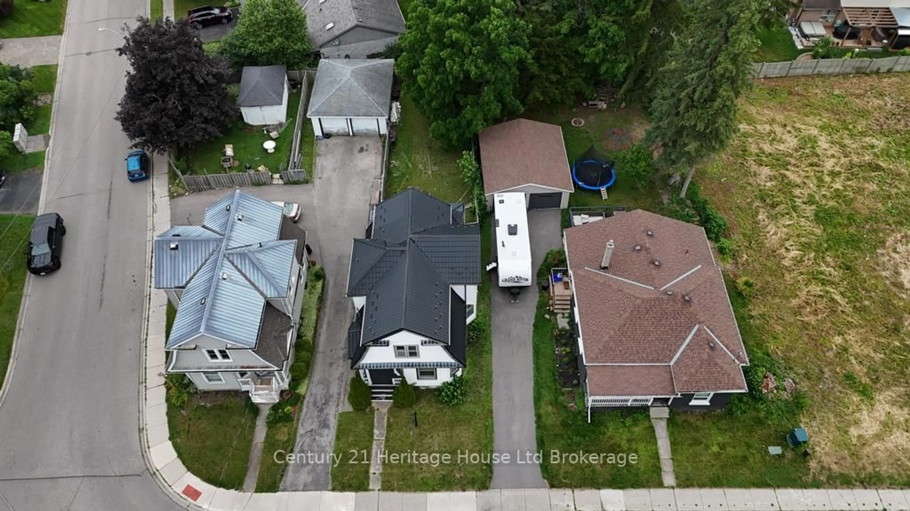 A pic from outside/outdoor area/front of a property/back of a property/a pic from drone, street for 145 King St, Ingersoll Ontario N5C 1G8