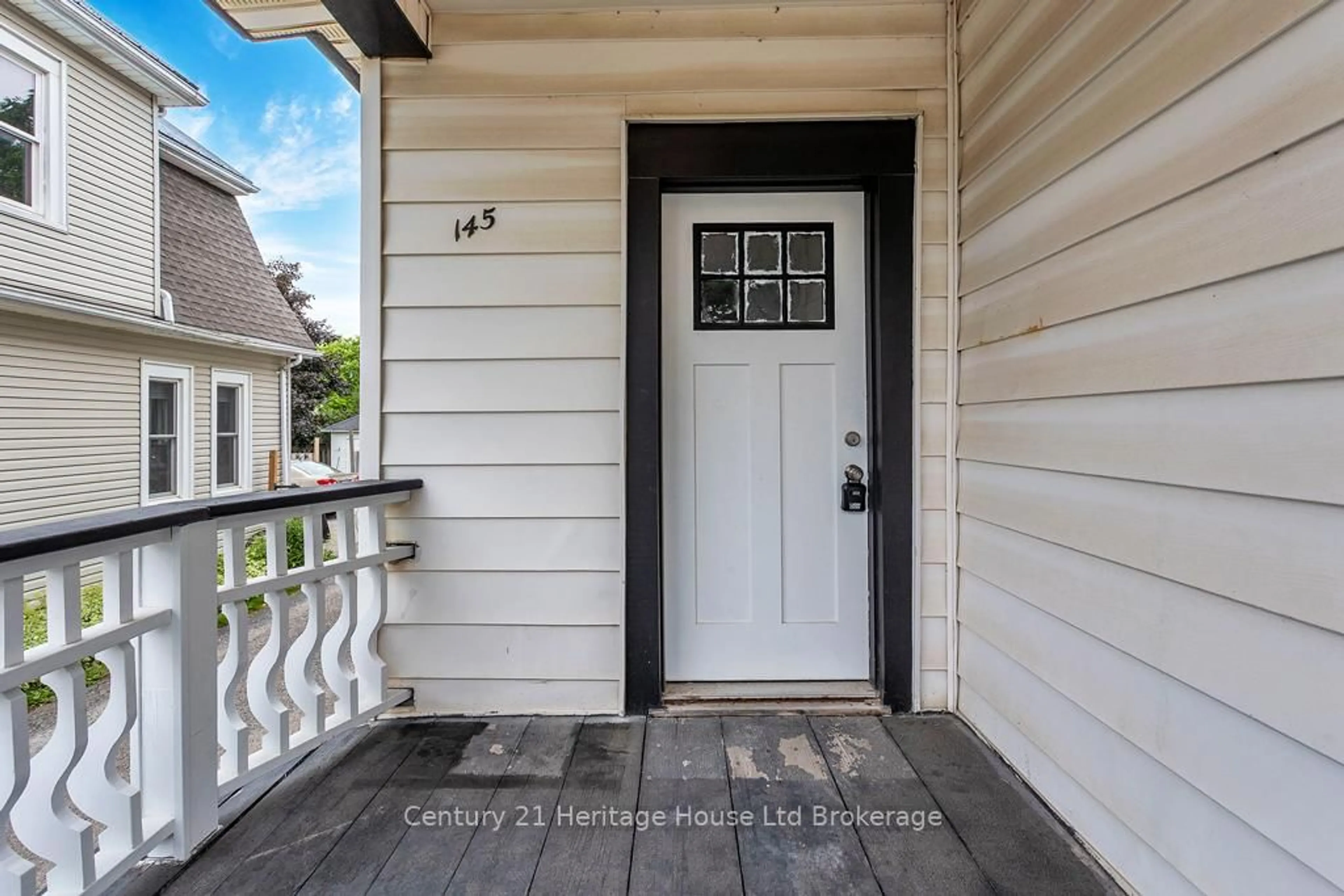 Indoor entryway for 145 King St, Ingersoll Ontario N5C 1G8