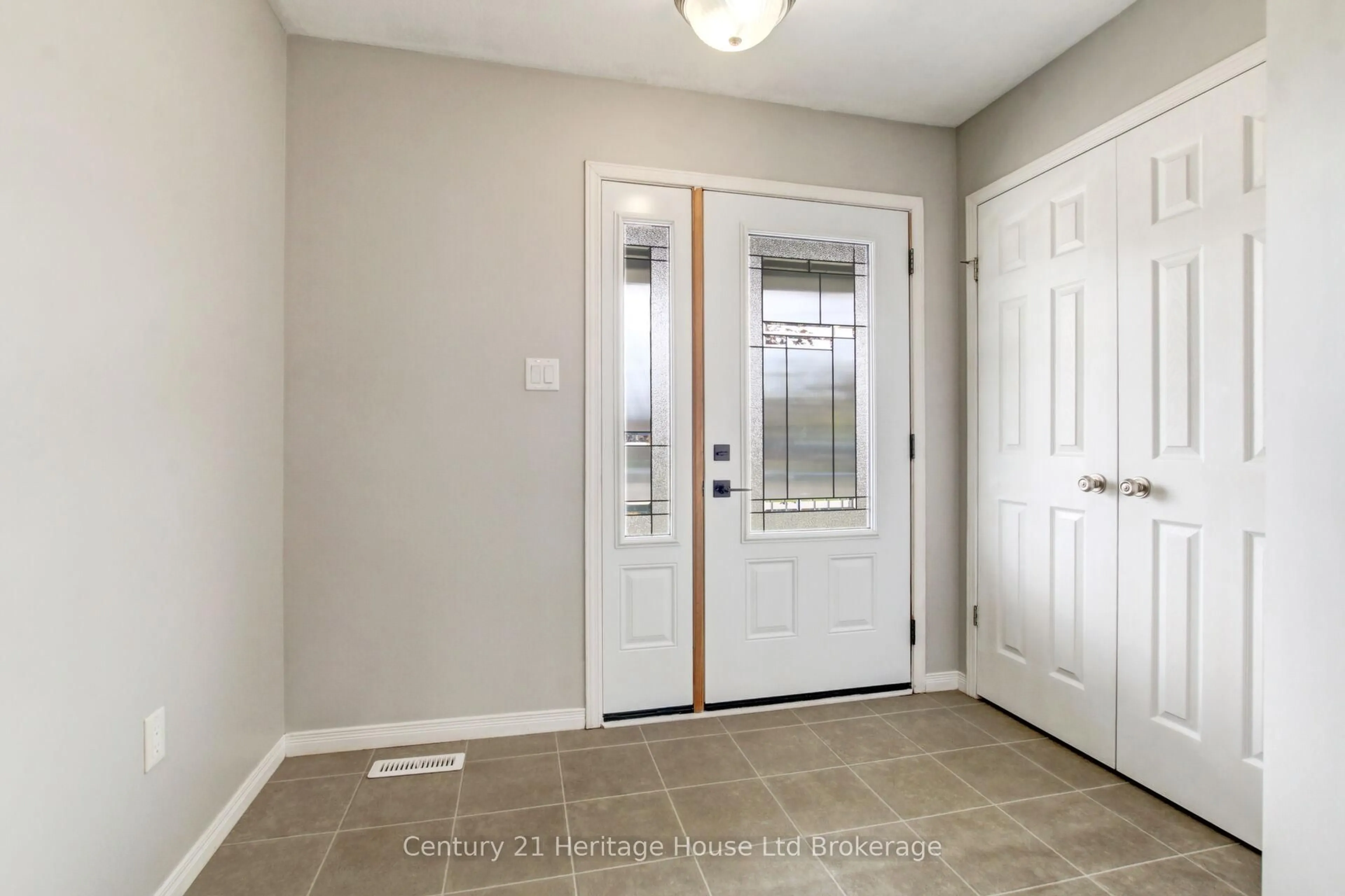 Indoor entryway for 63 Woodhatch Cres, Ingersoll Ontario N5C 0A3