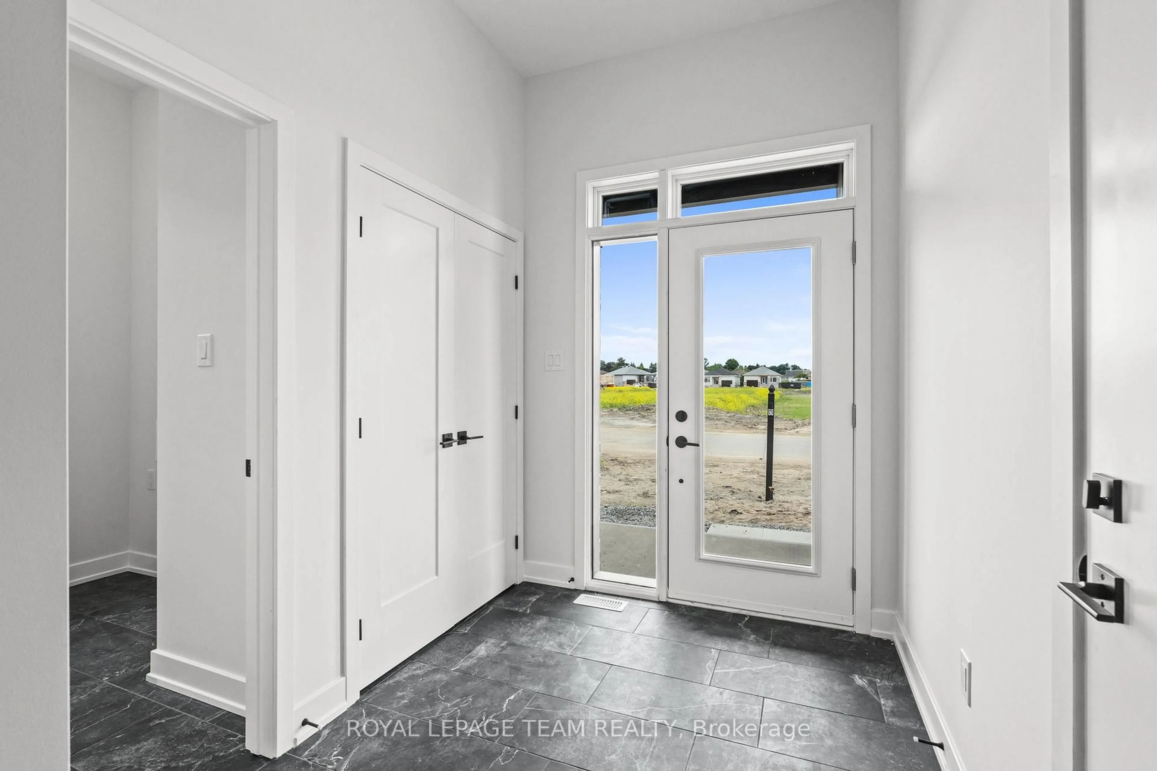 Indoor entryway for 1261 Potter Dr, Brockville Ontario K6V 0G8