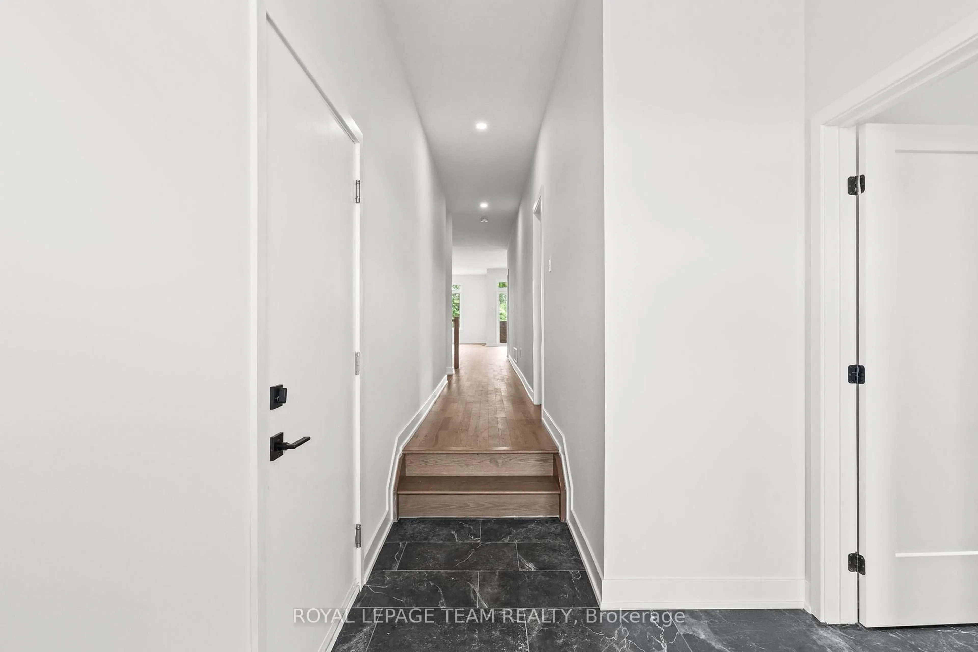 Indoor entryway for 1261 Potter Dr, Brockville Ontario K6V 0G8