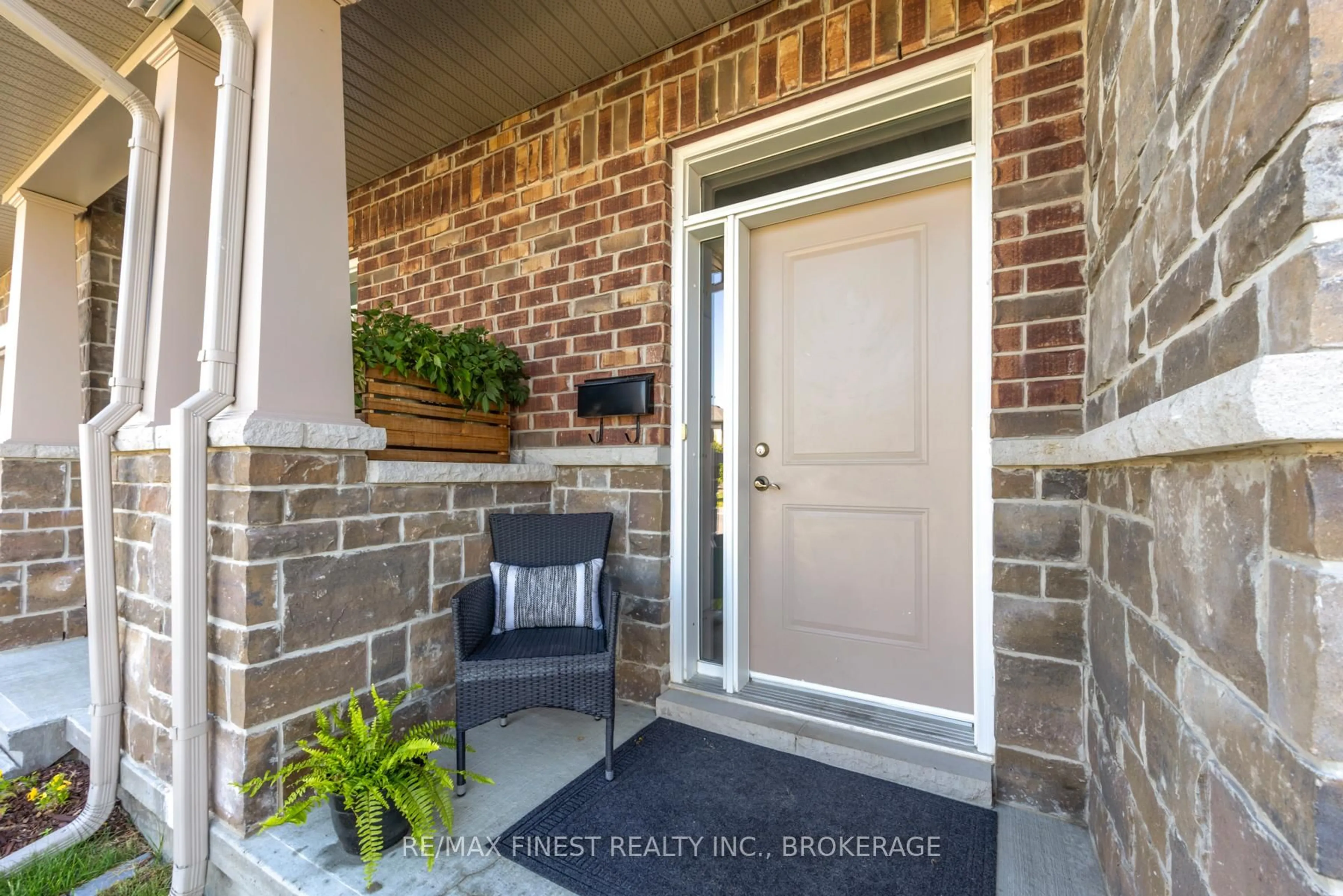 Indoor entryway for 1440 Monarch Dr, Kingston Ontario K7P 0R9