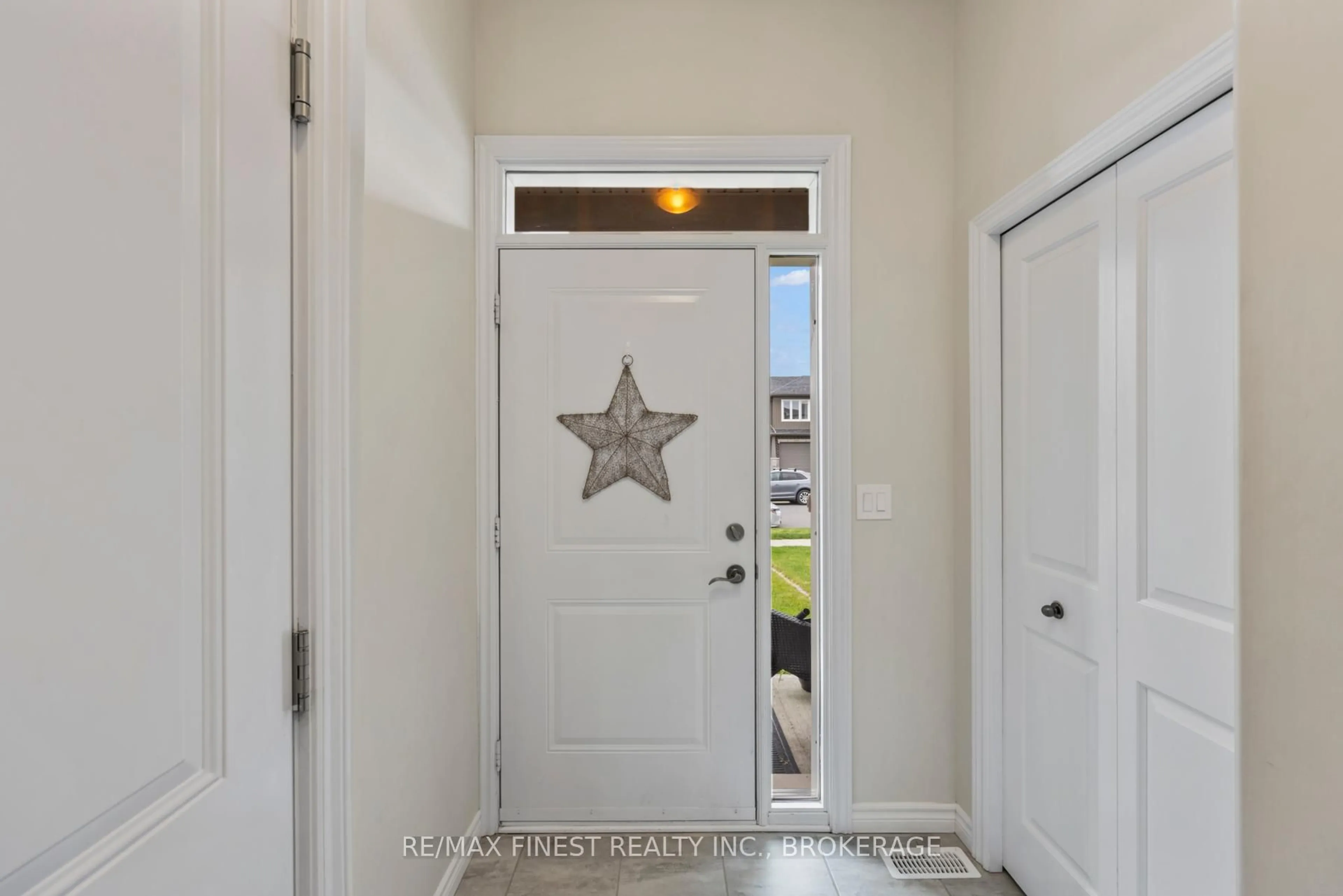 Indoor entryway for 1440 Monarch Dr, Kingston Ontario K7P 0R9