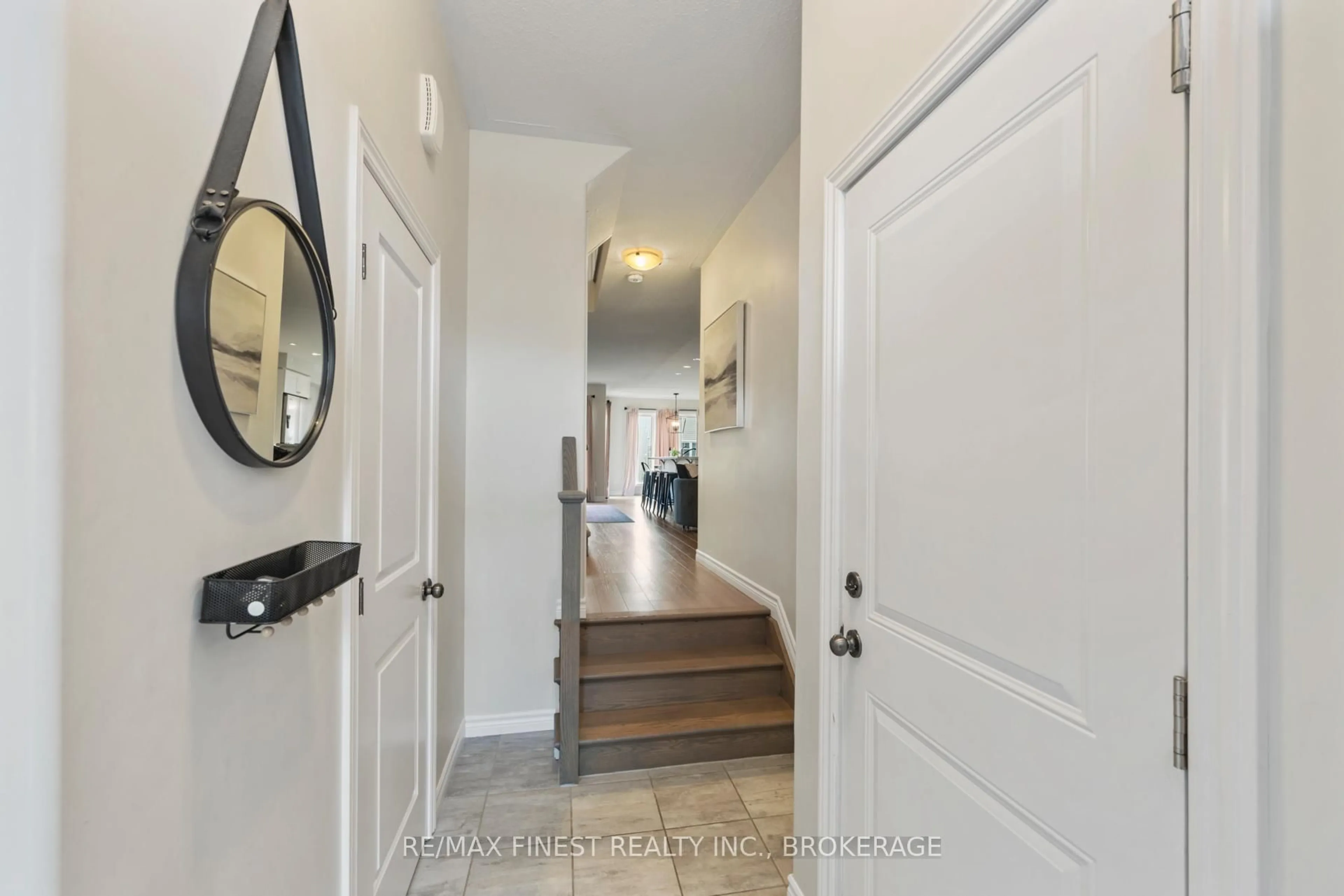 Indoor entryway for 1440 Monarch Dr, Kingston Ontario K7P 0R9