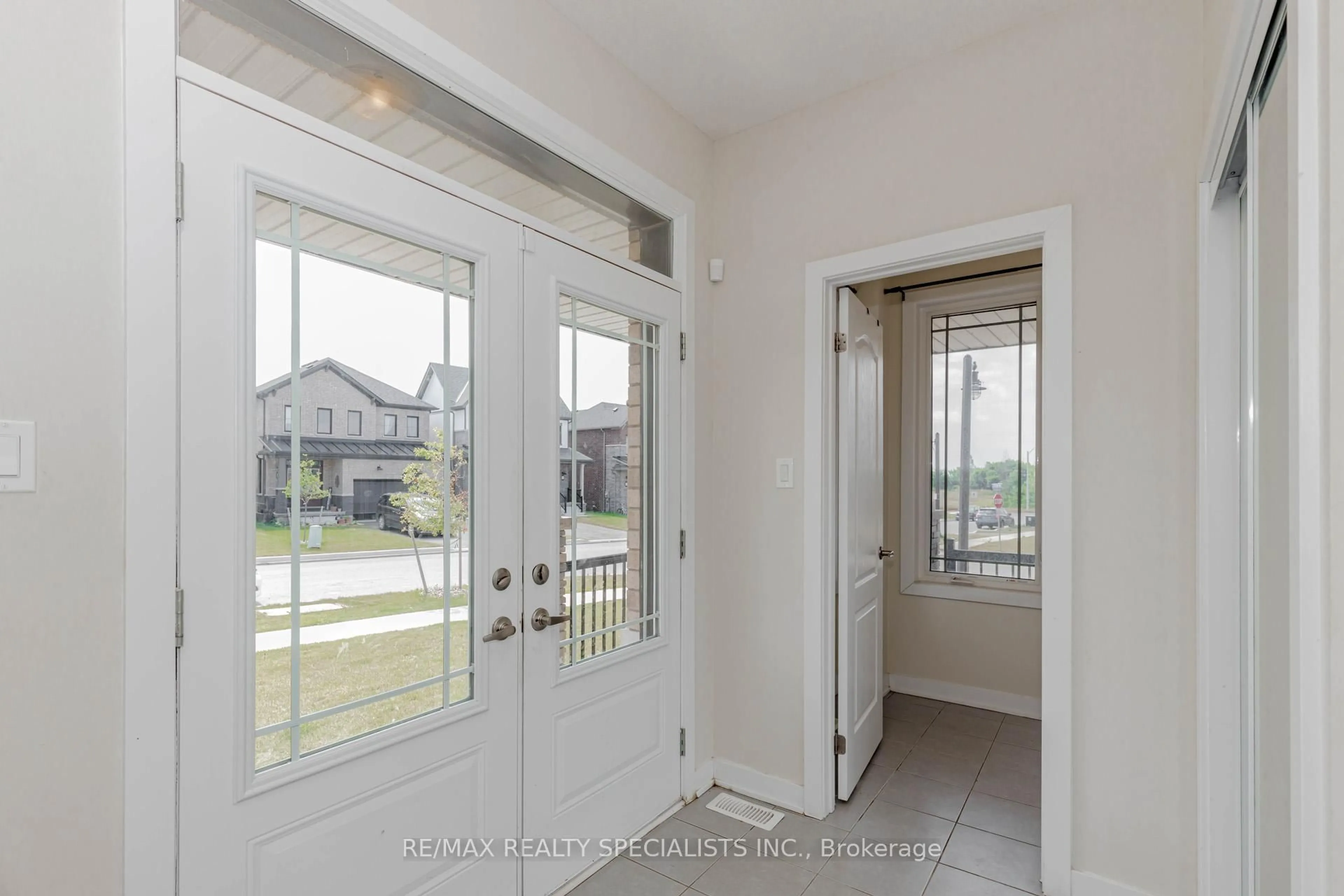 Indoor entryway for 8 Stern Dr, Welland Ontario L3B 0M3