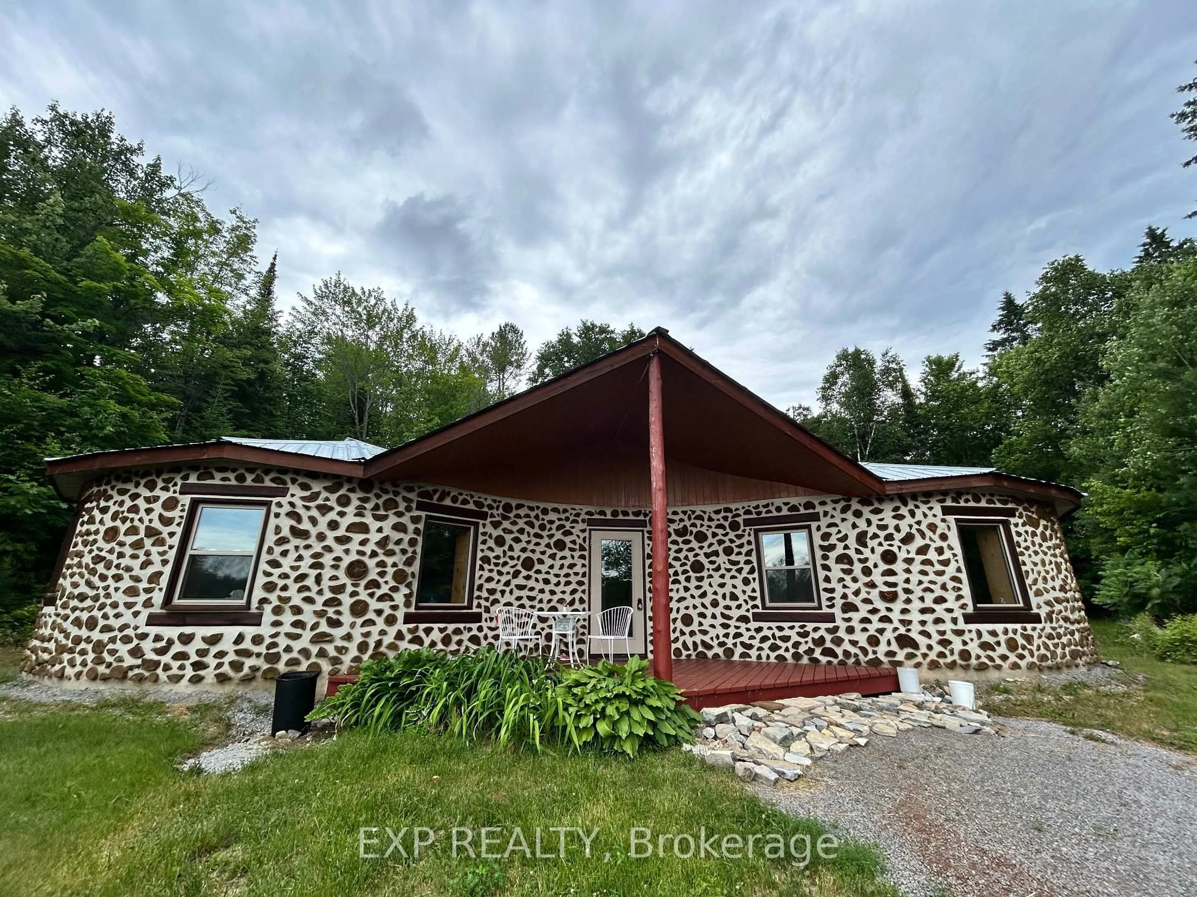 A pic from outside/outdoor area/front of a property/back of a property/a pic from drone, building for 5401 Centennial Lake Rd, Griffith Ontario K0J 2R0
