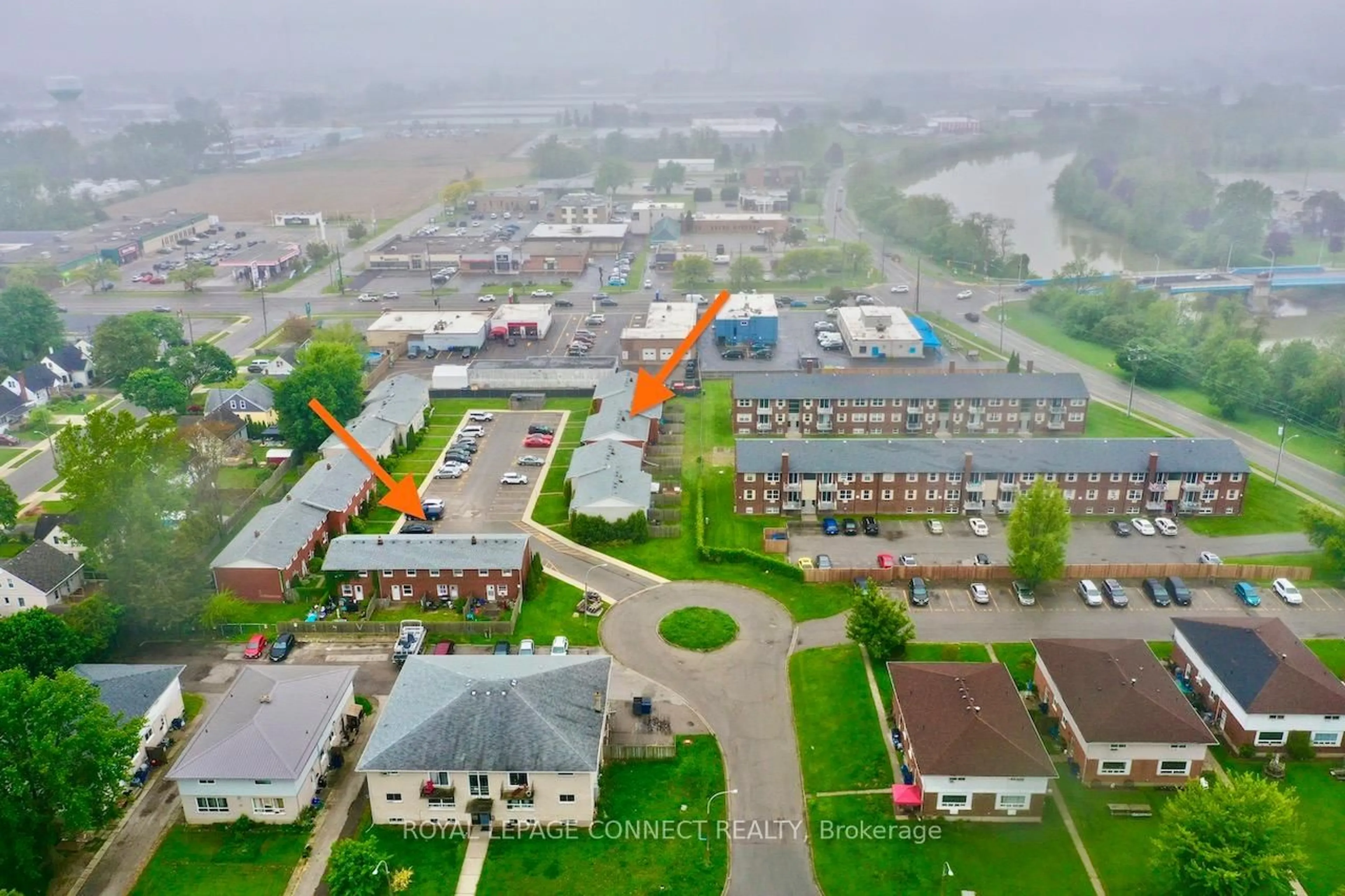 A pic from outside/outdoor area/front of a property/back of a property/a pic from drone, unknown for 16 Orchard Pl #14, Chatham-Kent Ontario N7M 1A6