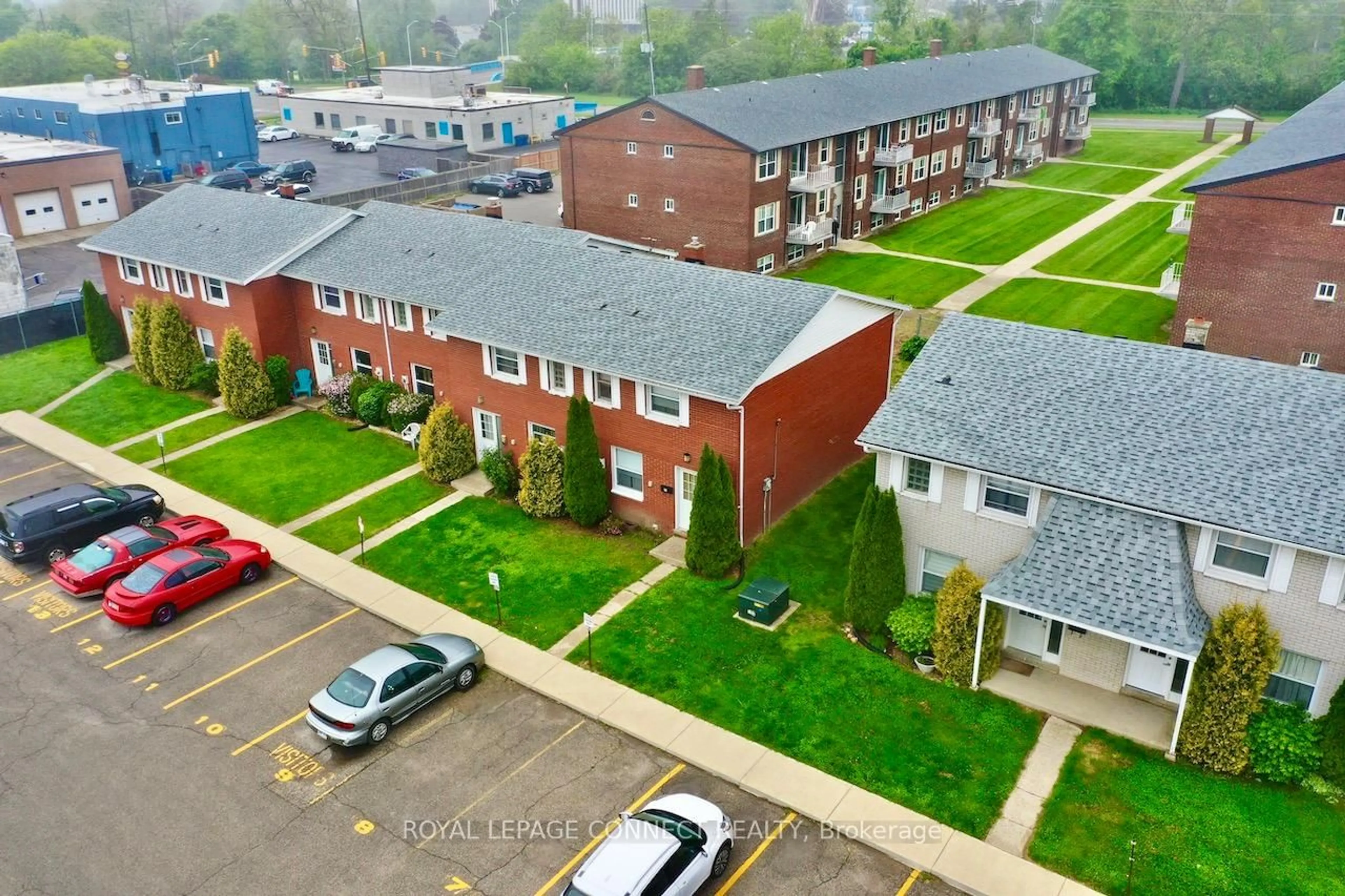 A pic from outside/outdoor area/front of a property/back of a property/a pic from drone, street for 16 Orchard Pl #14, Chatham-Kent Ontario N7M 1A6