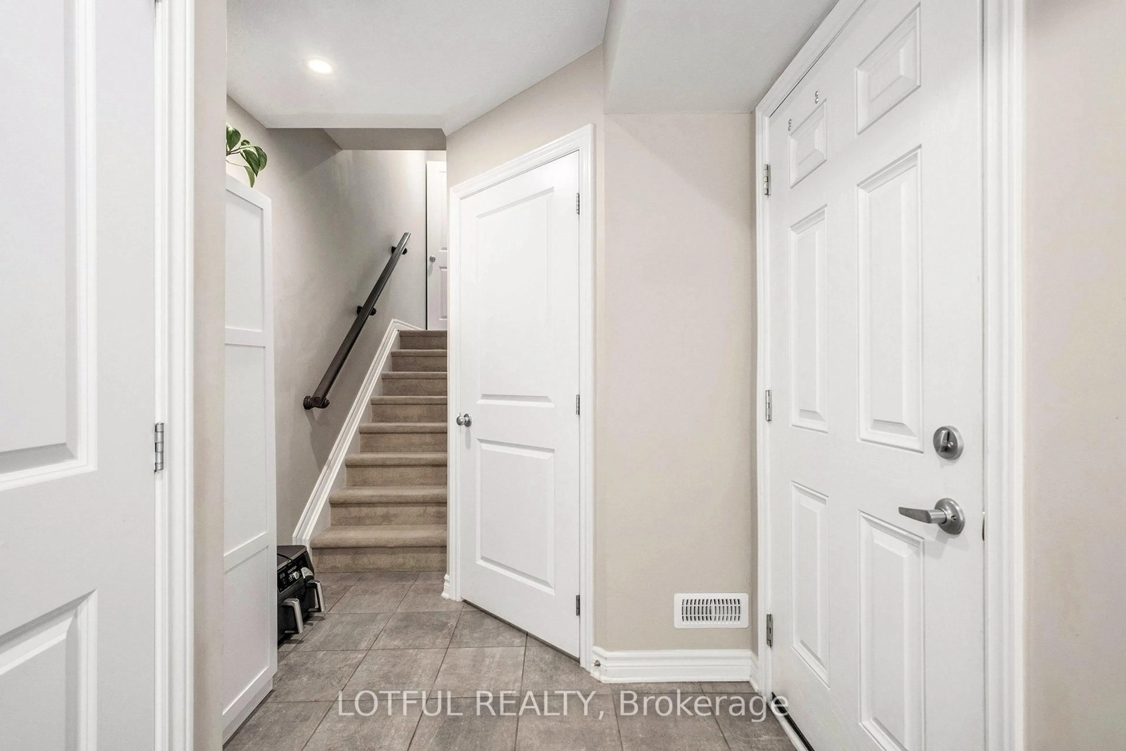 Indoor entryway for 222 Belleek Lane, Ottawa Ontario K2J 6G2