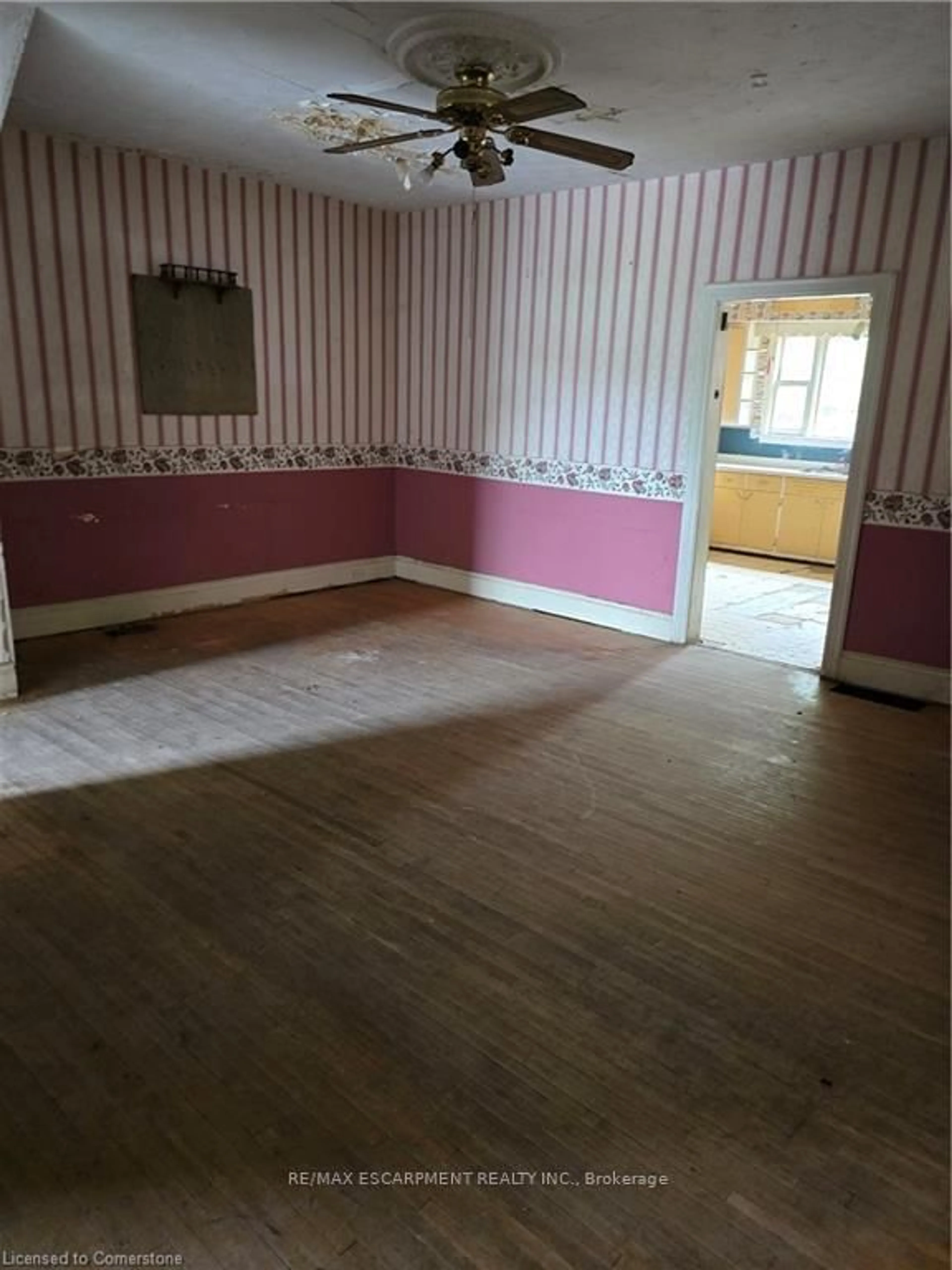 A pic of a room for 138 Sanford Ave, Hamilton Ontario L8L 5Z5