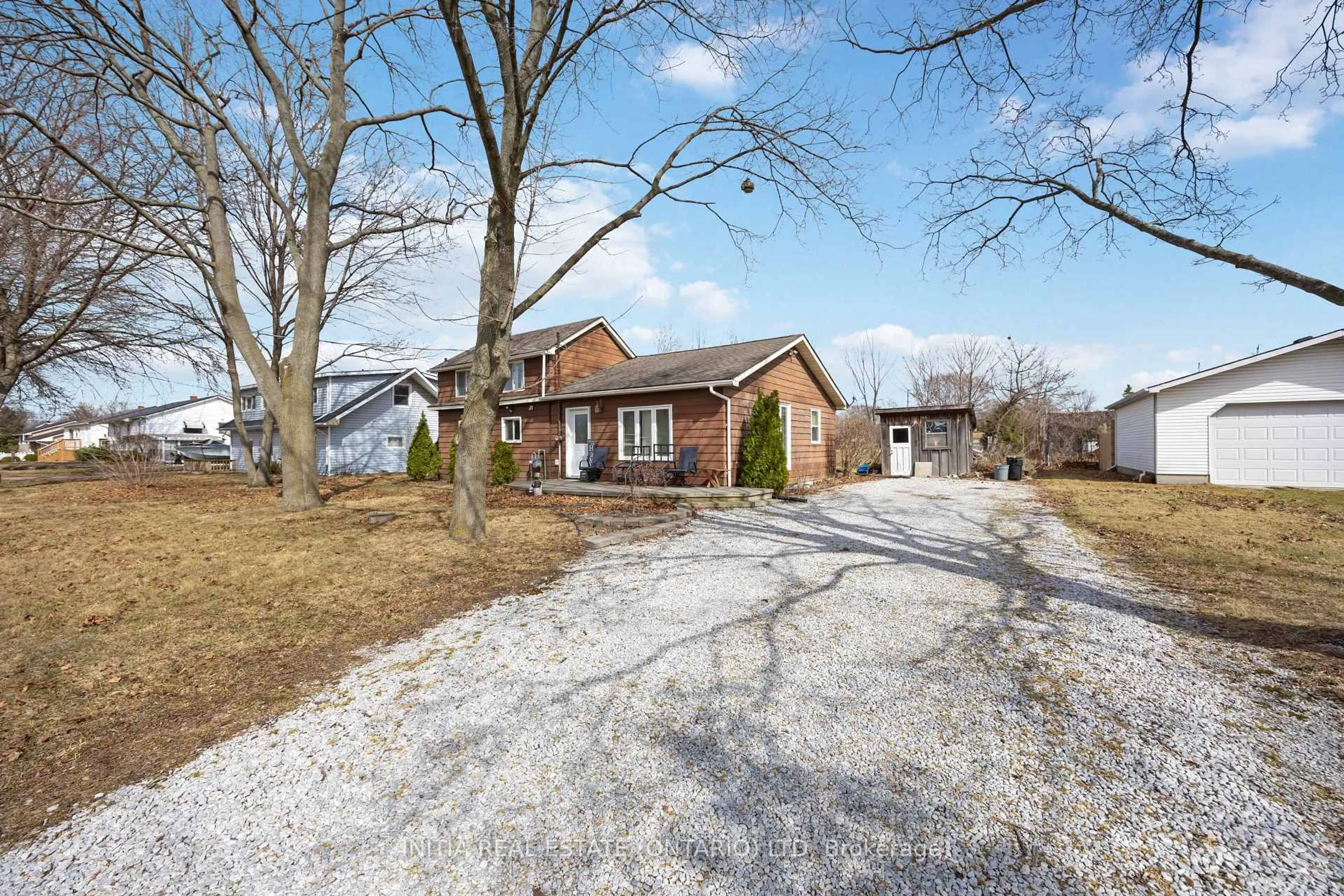 A pic from outside/outdoor area/front of a property/back of a property/a pic from drone, street for 456 Murray St, St. Clair Ontario N0N 1R0
