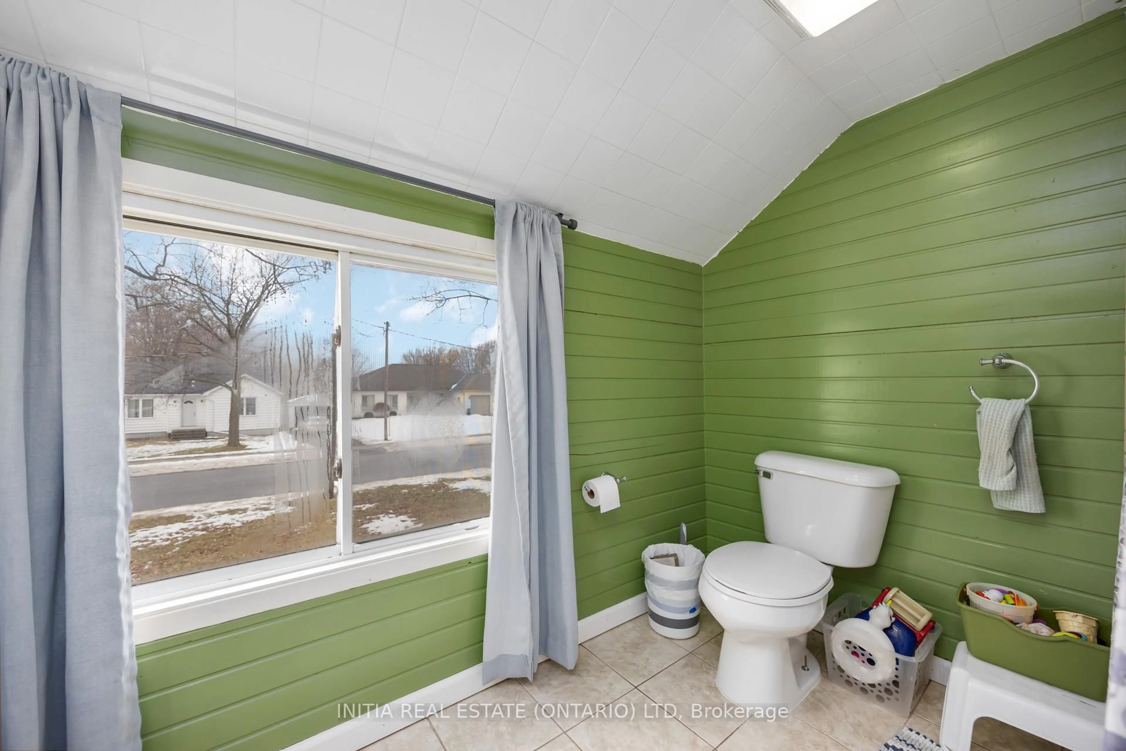 Standard bathroom, ceramic/tile floor for 456 Murray St, St. Clair Ontario N0N 1R0