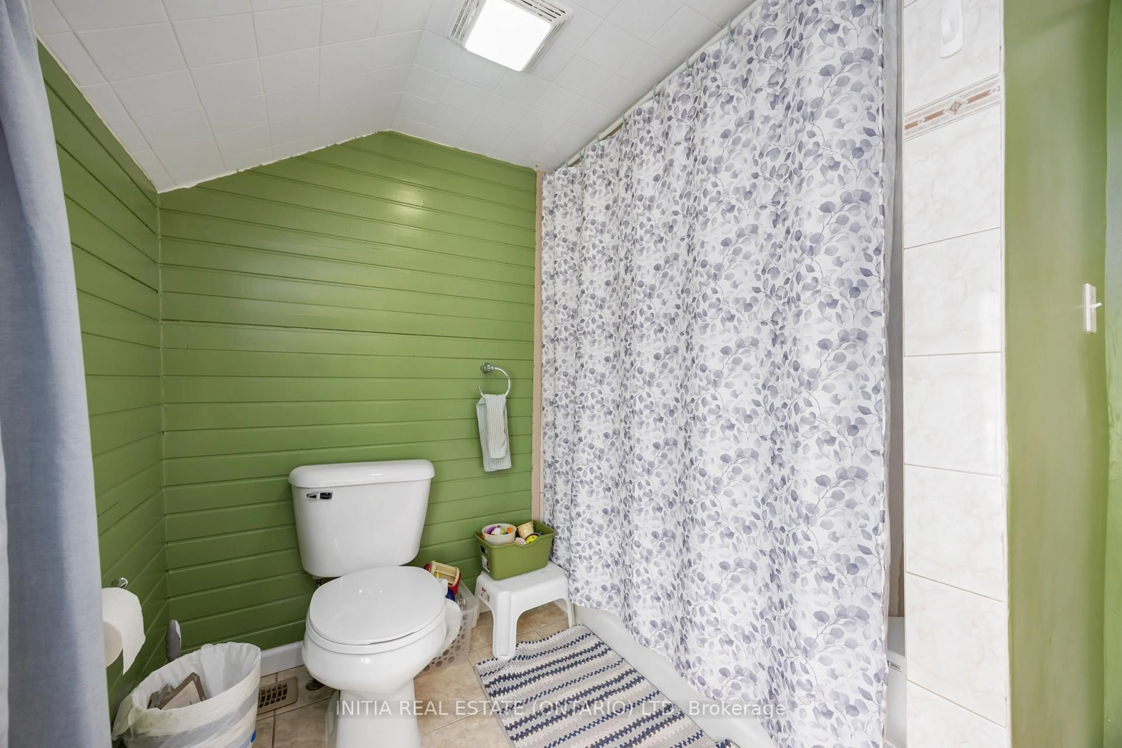 Standard bathroom, ceramic/tile floor for 456 Murray St, St. Clair Ontario N0N 1R0
