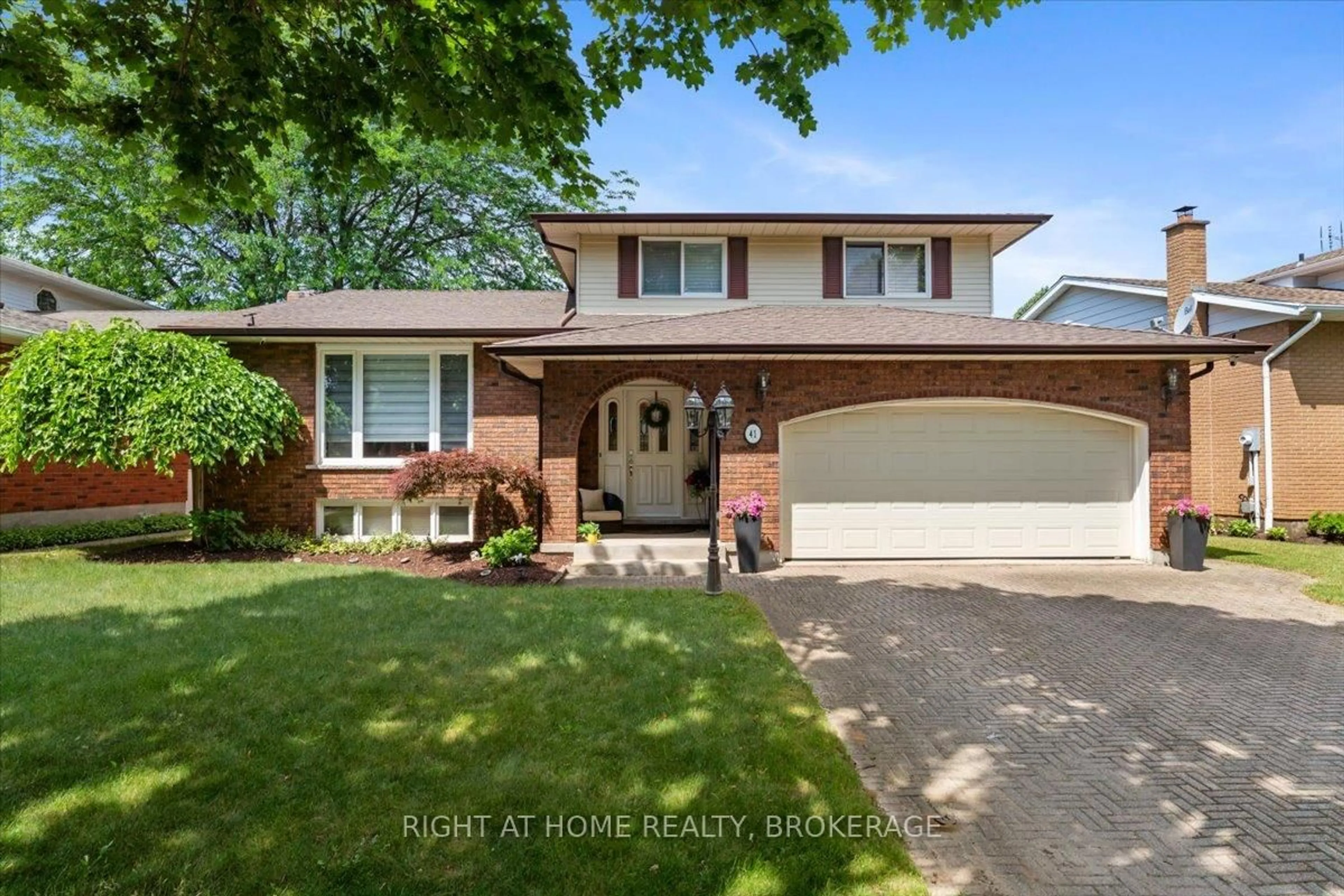 Home with vinyl exterior material, street for 41 TANERA Cres, St. Catharines Ontario L2M 7R1