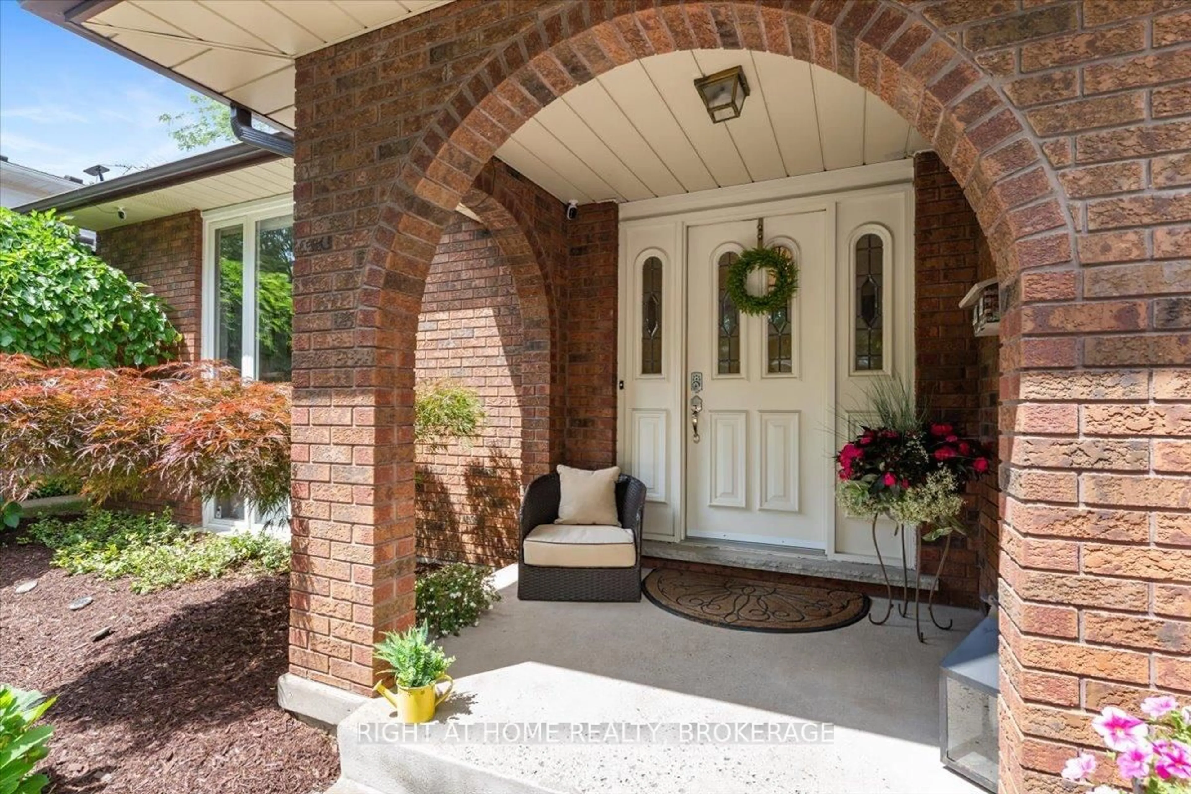 Indoor entryway for 41 TANERA Cres, St. Catharines Ontario L2M 7R1