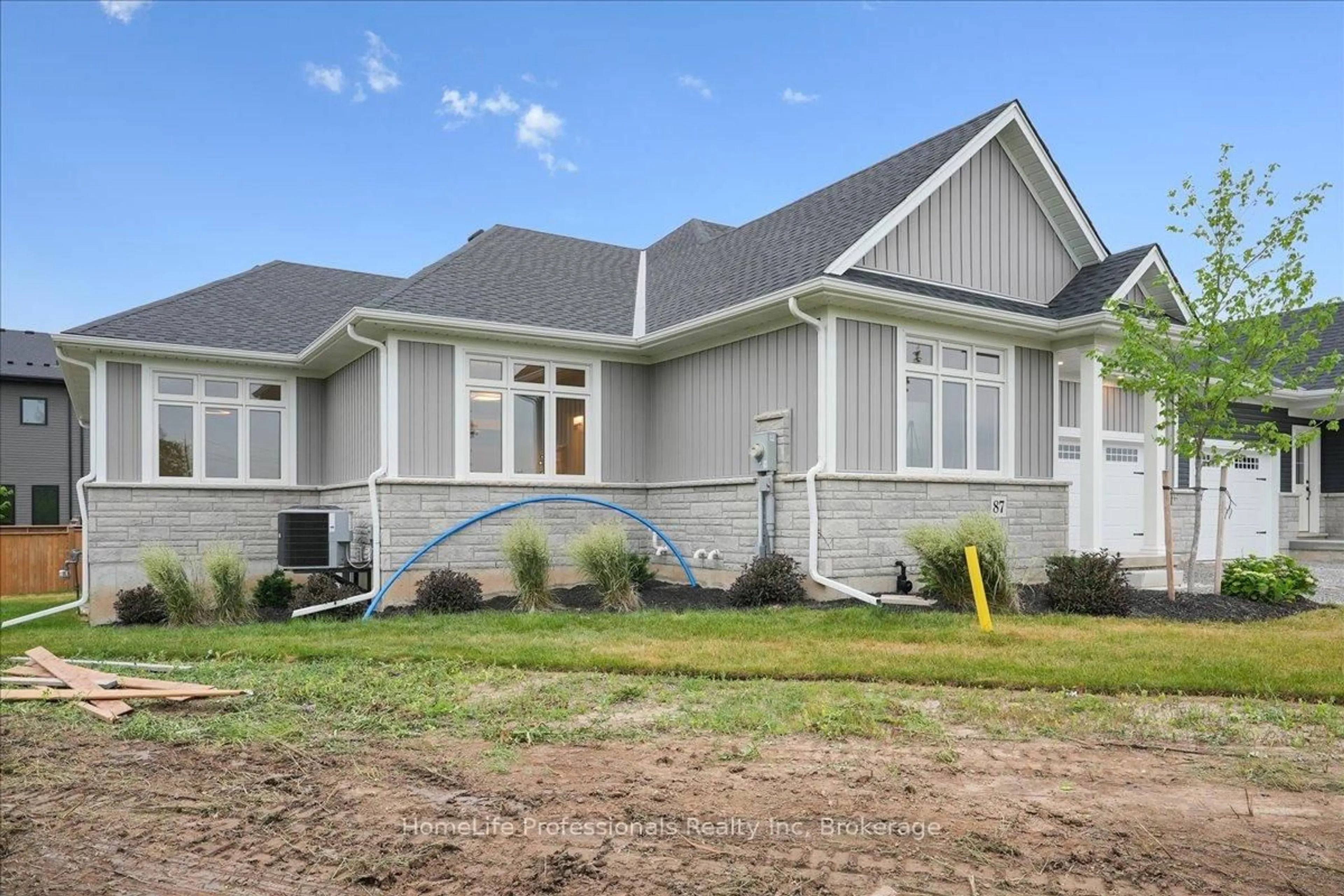 Home with vinyl exterior material, building for 87 Wiley Tr, Welland Ontario L3B 4C5