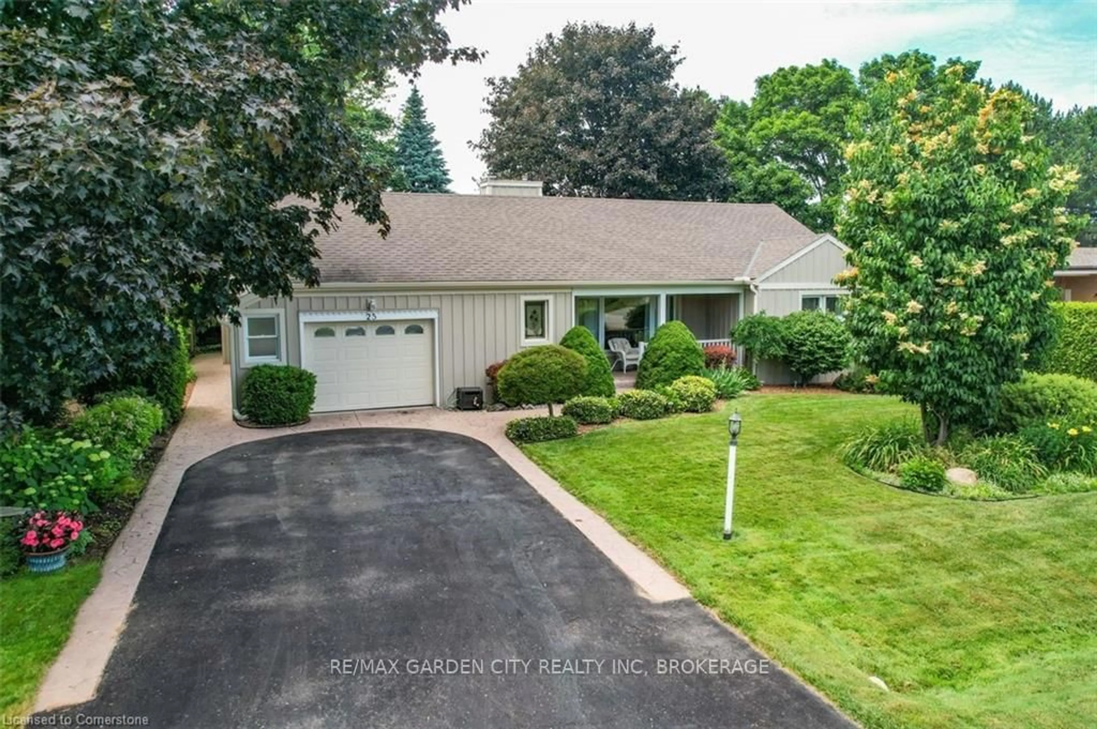 A pic from outside/outdoor area/front of a property/back of a property/a pic from drone, street for 25 Garden Dr, Grimsby Ontario L3M 3X8