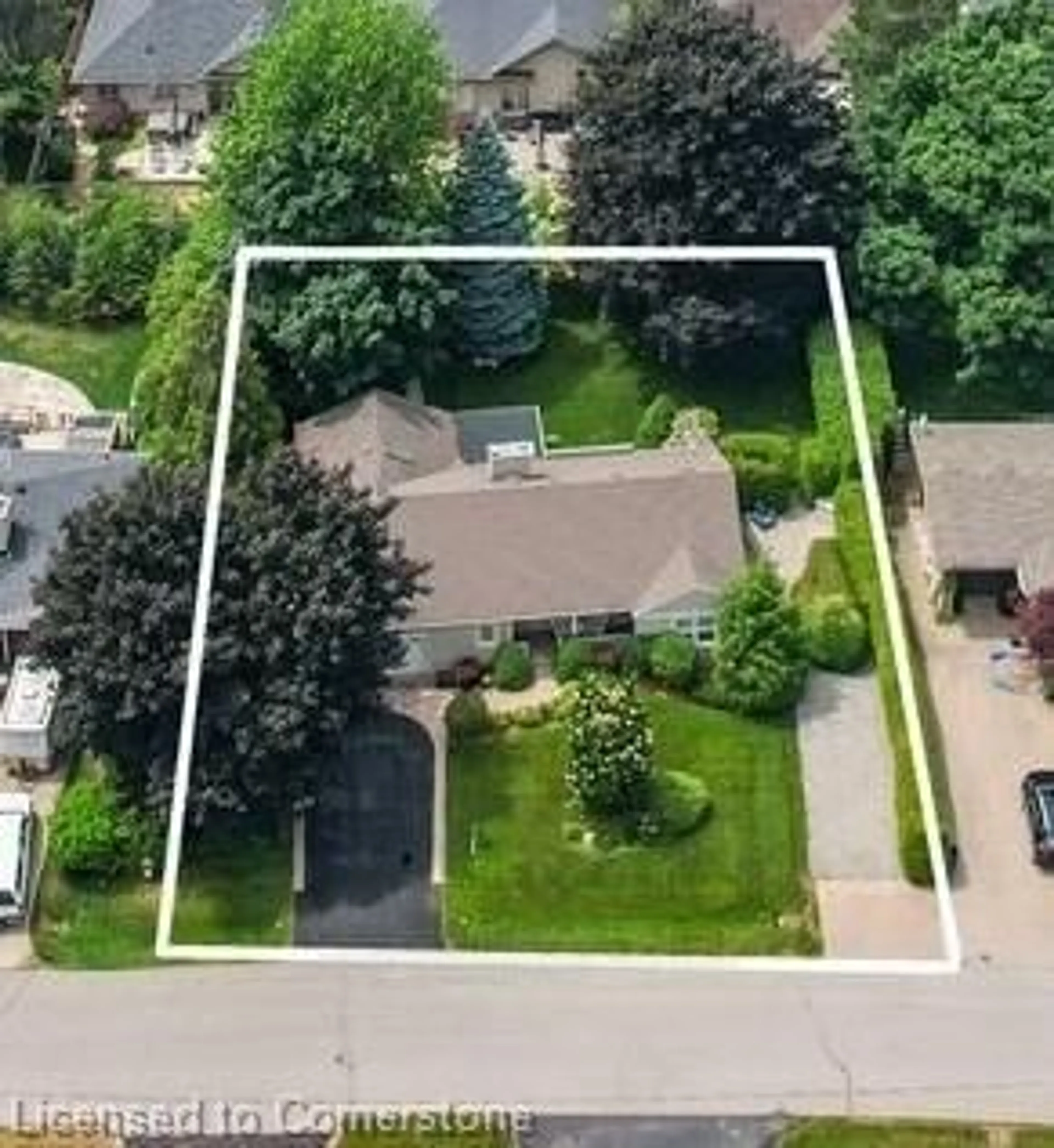 A pic from outside/outdoor area/front of a property/back of a property/a pic from drone, street for 25 Garden Dr, Grimsby Ontario L3M 3X8