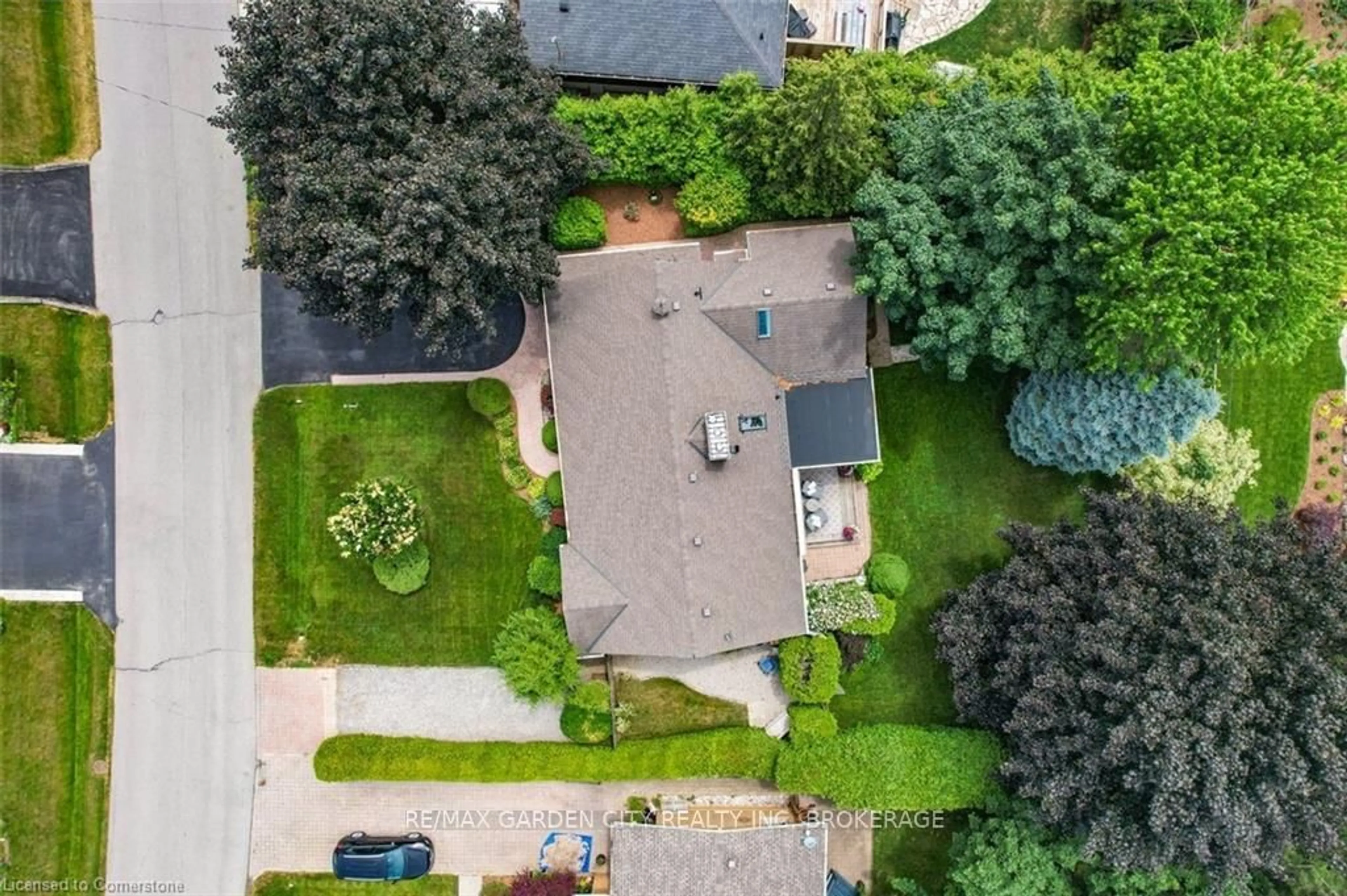A pic from outside/outdoor area/front of a property/back of a property/a pic from drone, street for 25 Garden Dr, Grimsby Ontario L3M 3X8