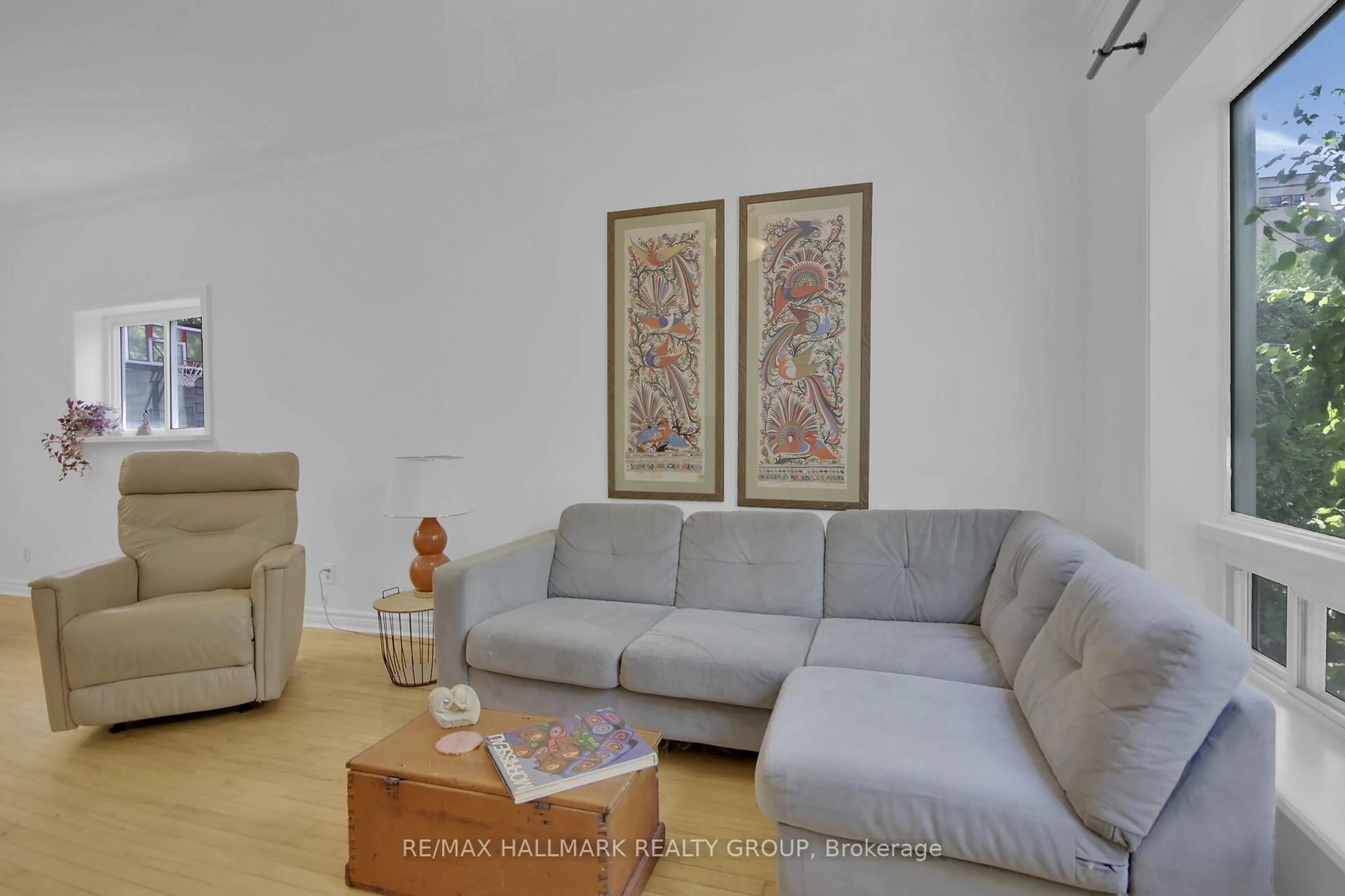 Living room with furniture, unknown for 299 Parkdale Ave, Ottawa Ontario K1Y 1G5