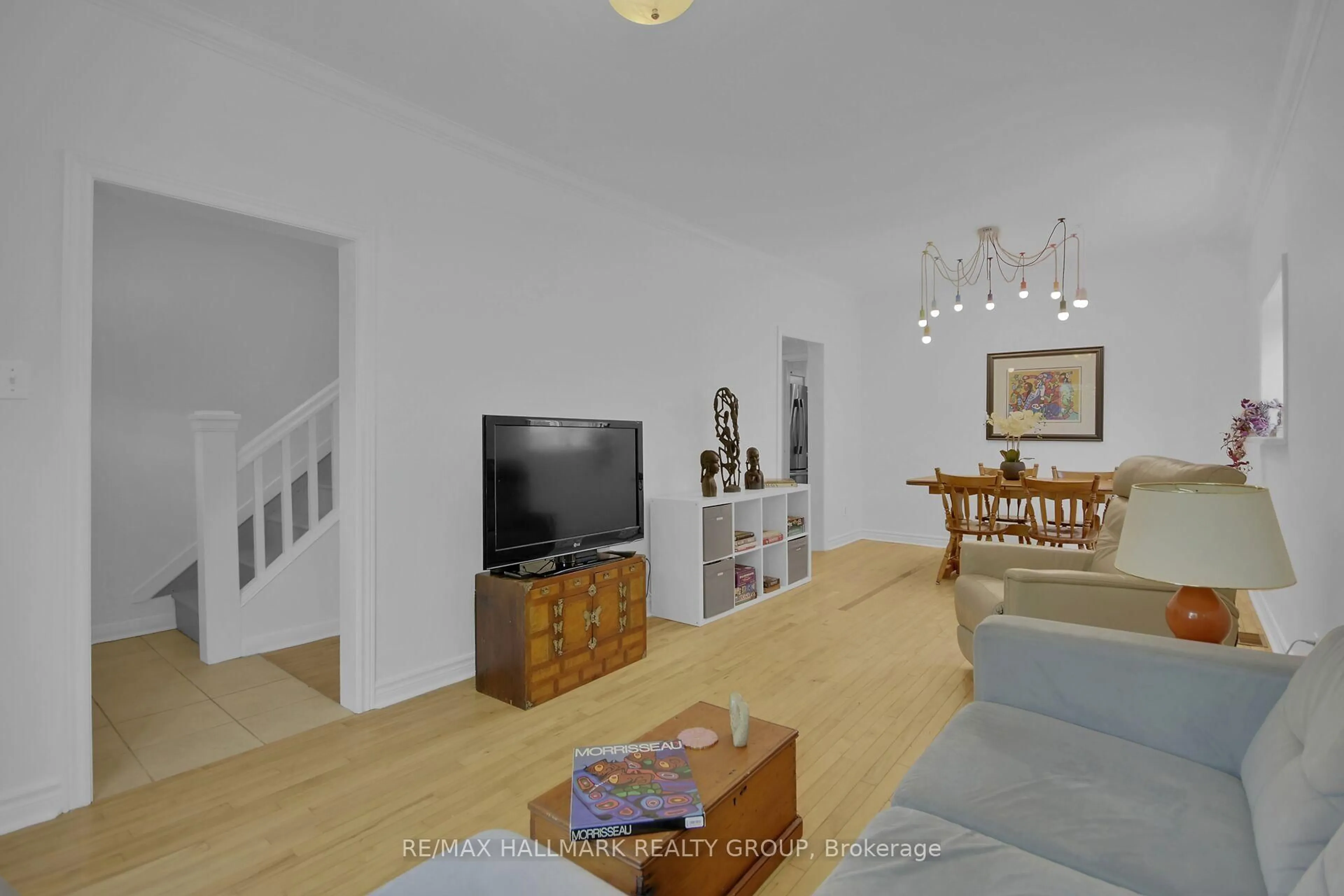 Living room with furniture, unknown for 299 Parkdale Ave, Ottawa Ontario K1Y 1G5