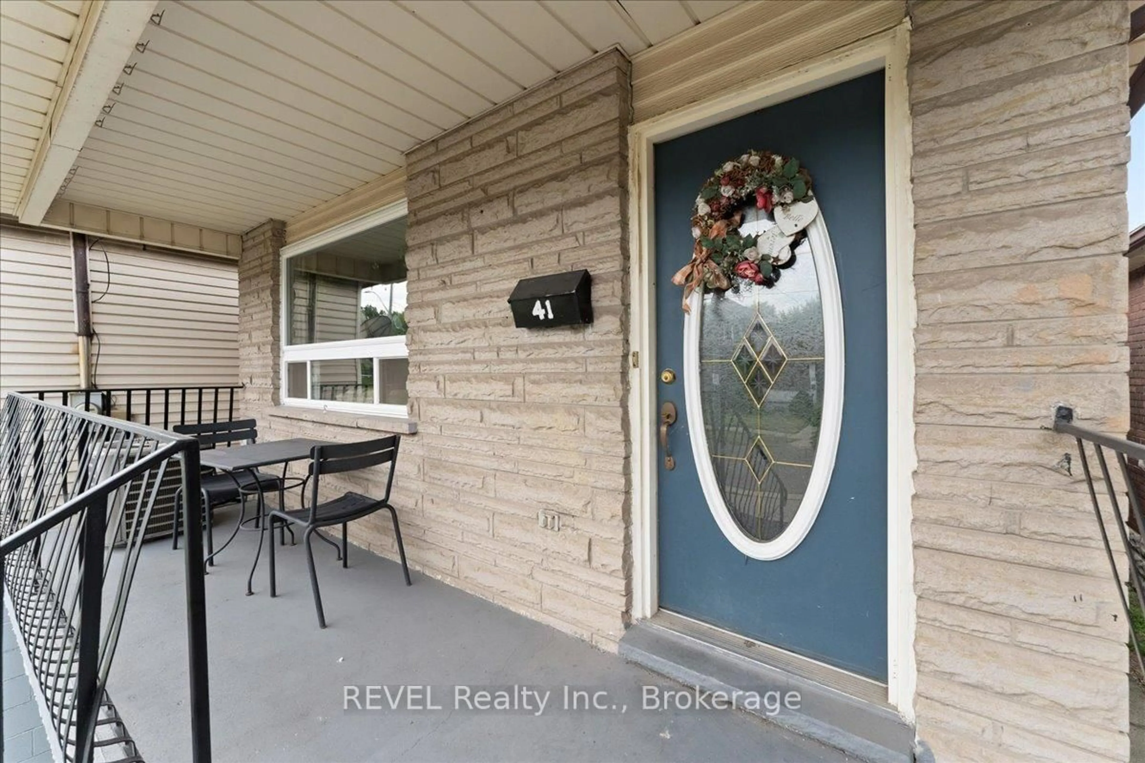 Indoor entryway for 41 Mcanulty Blvd, Hamilton Ontario L8H 3G8