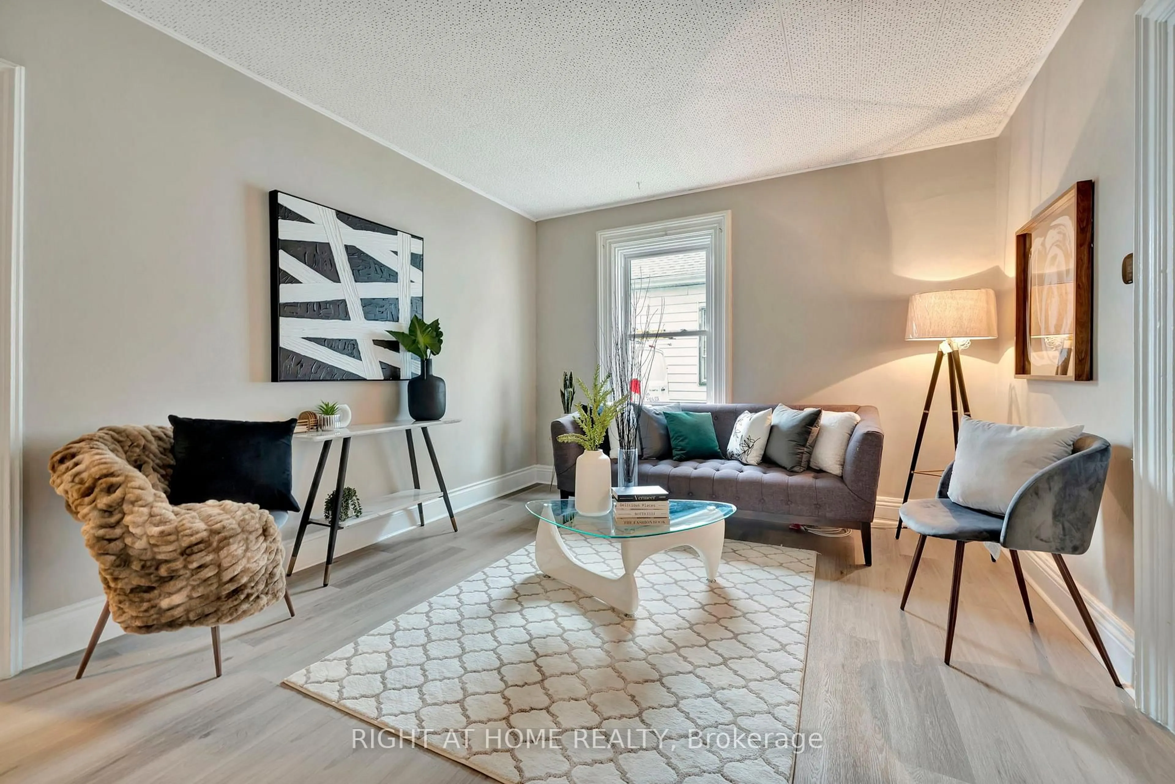 Living room with furniture, unknown for 462 Upper Wellington St, Hamilton Ontario L9A 3P4