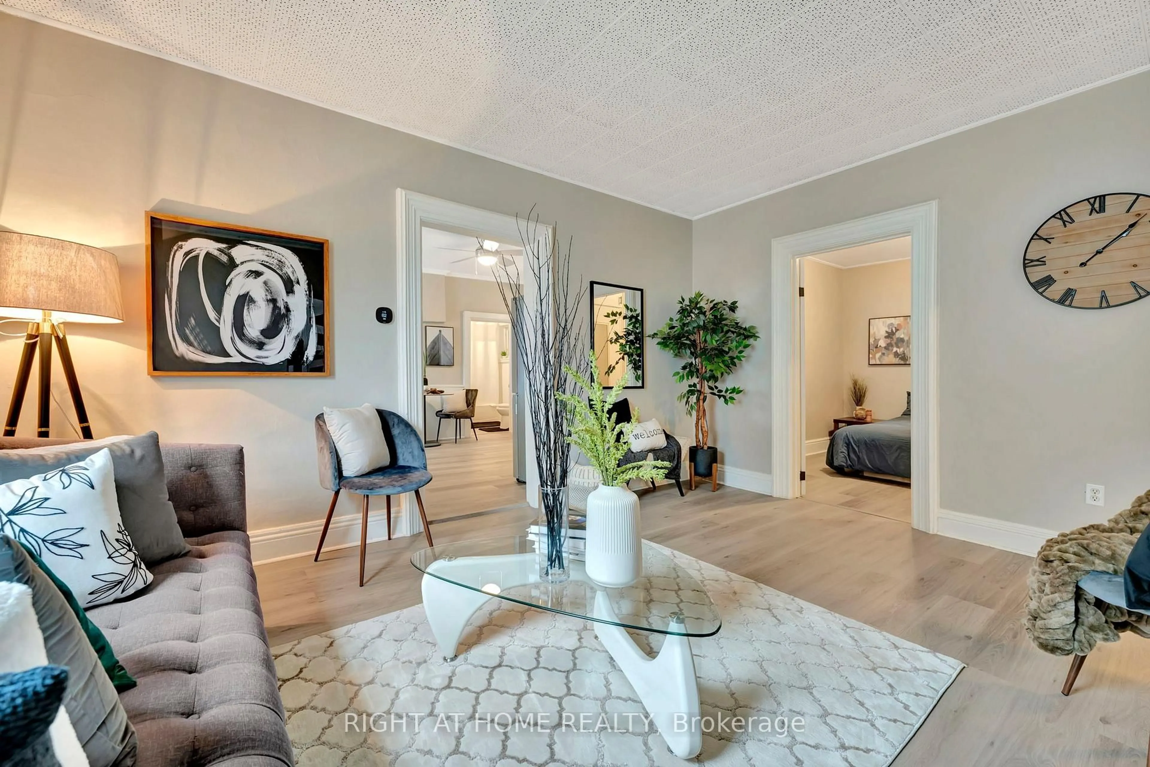 Living room with furniture, unknown for 462 Upper Wellington St, Hamilton Ontario L9A 3P4