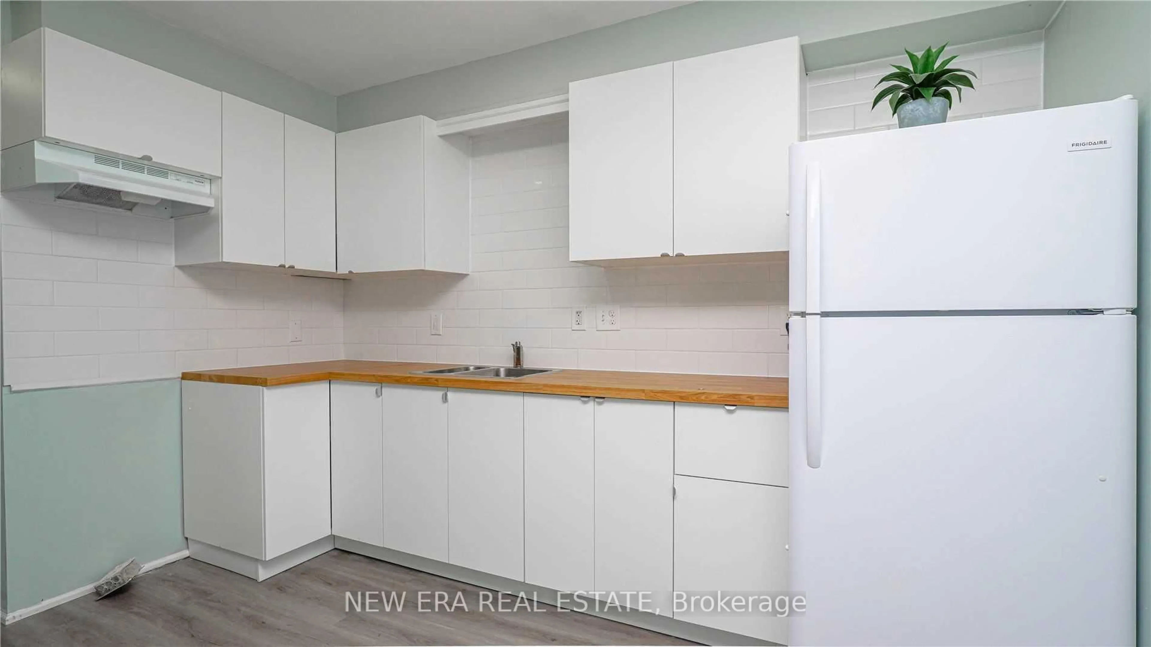 Standard kitchen, wood/laminate floor for 163 Cedarbrae Ave, Waterloo Ontario N2L 4S1