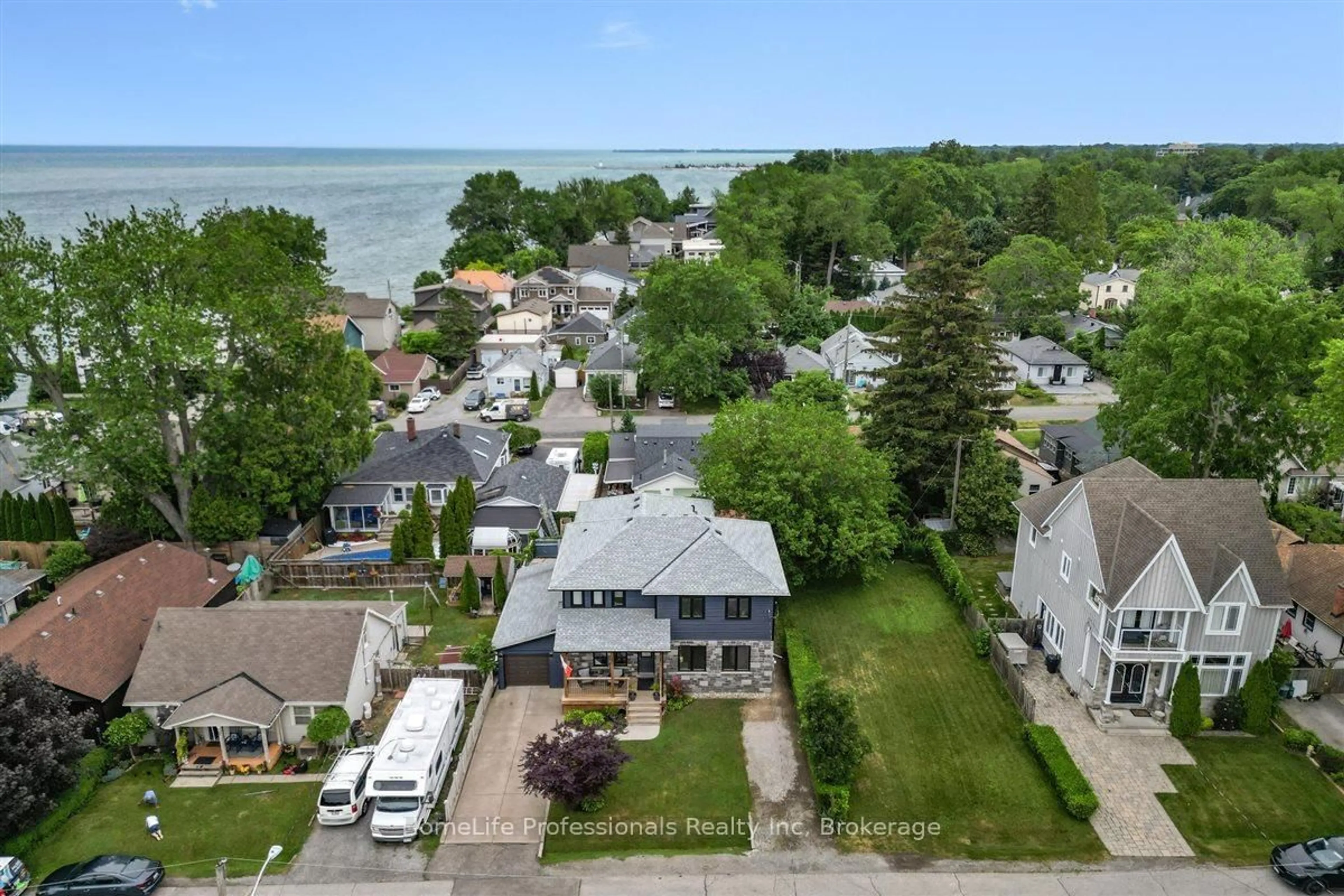 A pic from outside/outdoor area/front of a property/back of a property/a pic from drone, water/lake/river/ocean view for 18 Shelley Ave, St. Catharines Ontario L2N 5L5