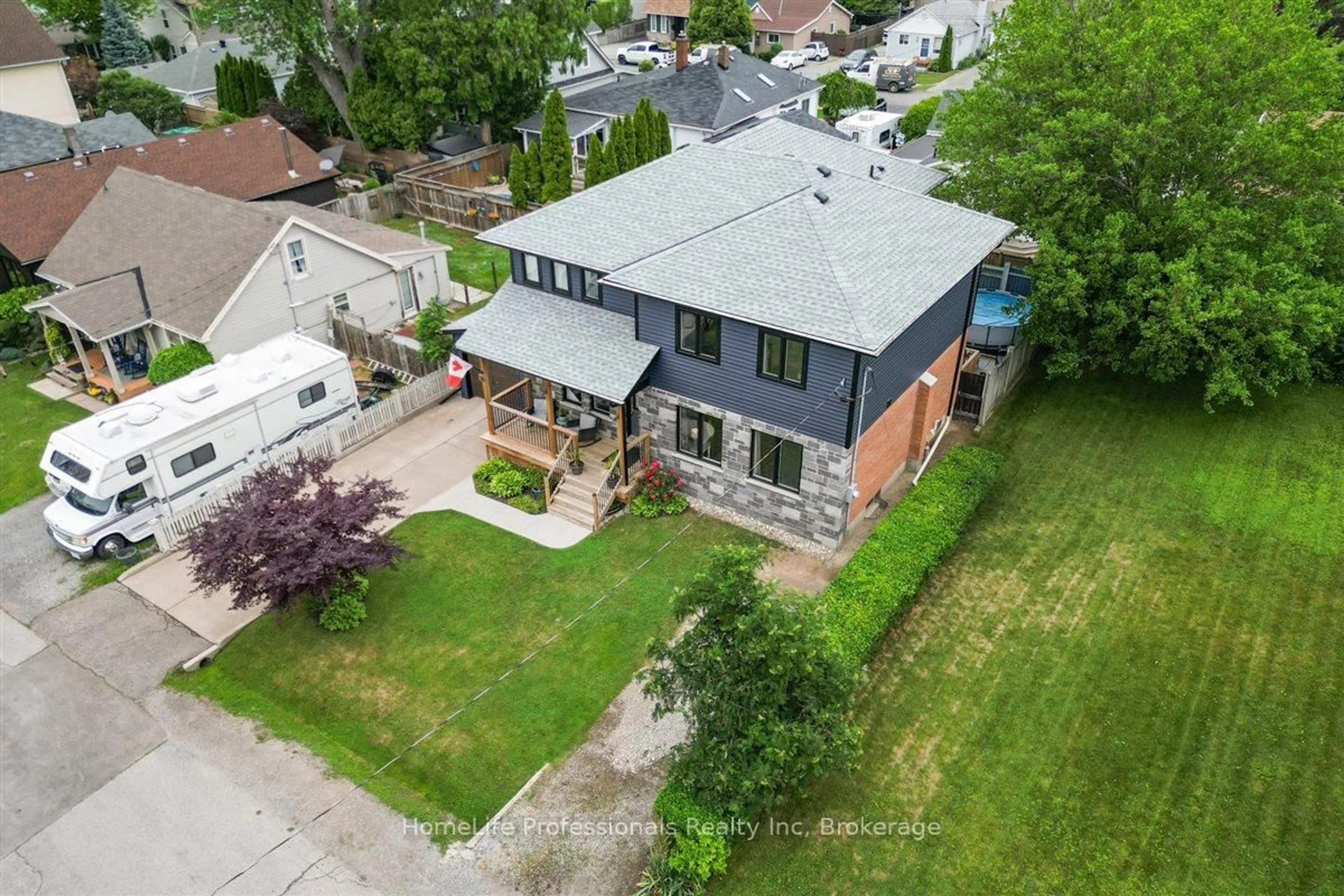 A pic from outside/outdoor area/front of a property/back of a property/a pic from drone, street for 18 Shelley Ave, St. Catharines Ontario L2N 5L5