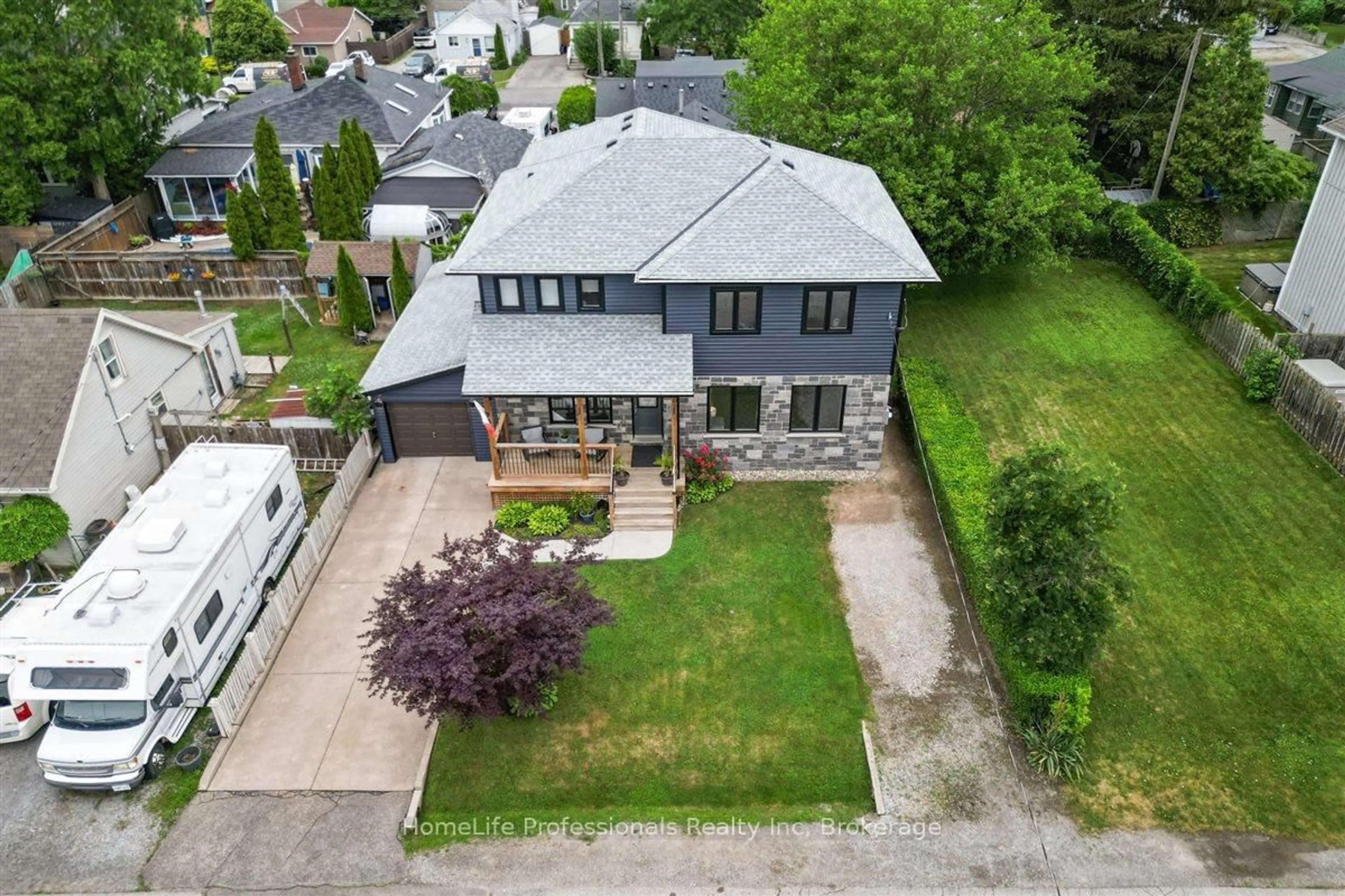 A pic from outside/outdoor area/front of a property/back of a property/a pic from drone, street for 18 Shelley Ave, St. Catharines Ontario L2N 5L5