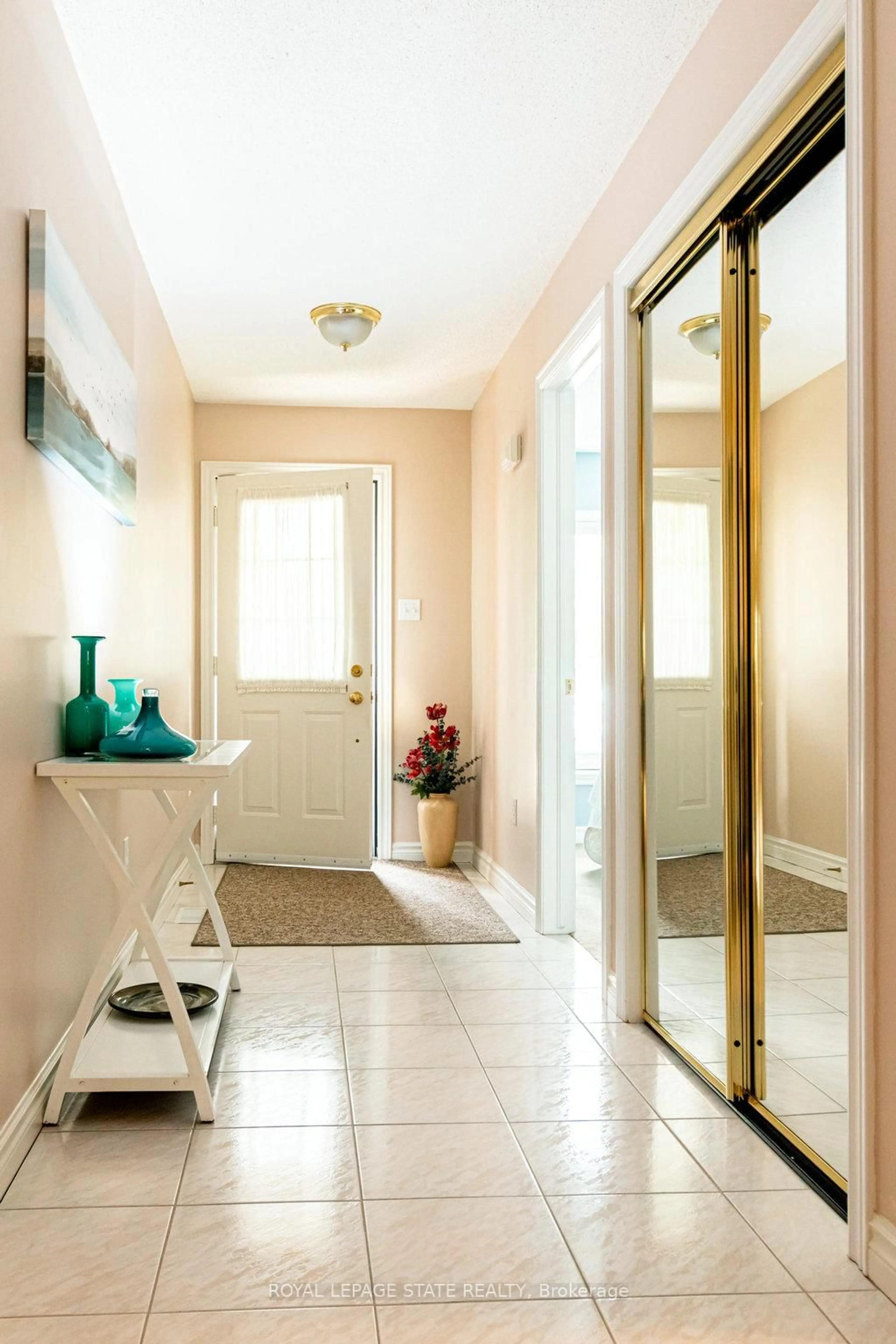 Indoor entryway for 20 Meadowlands Blvd #27, Hamilton Ontario L9K 1J5