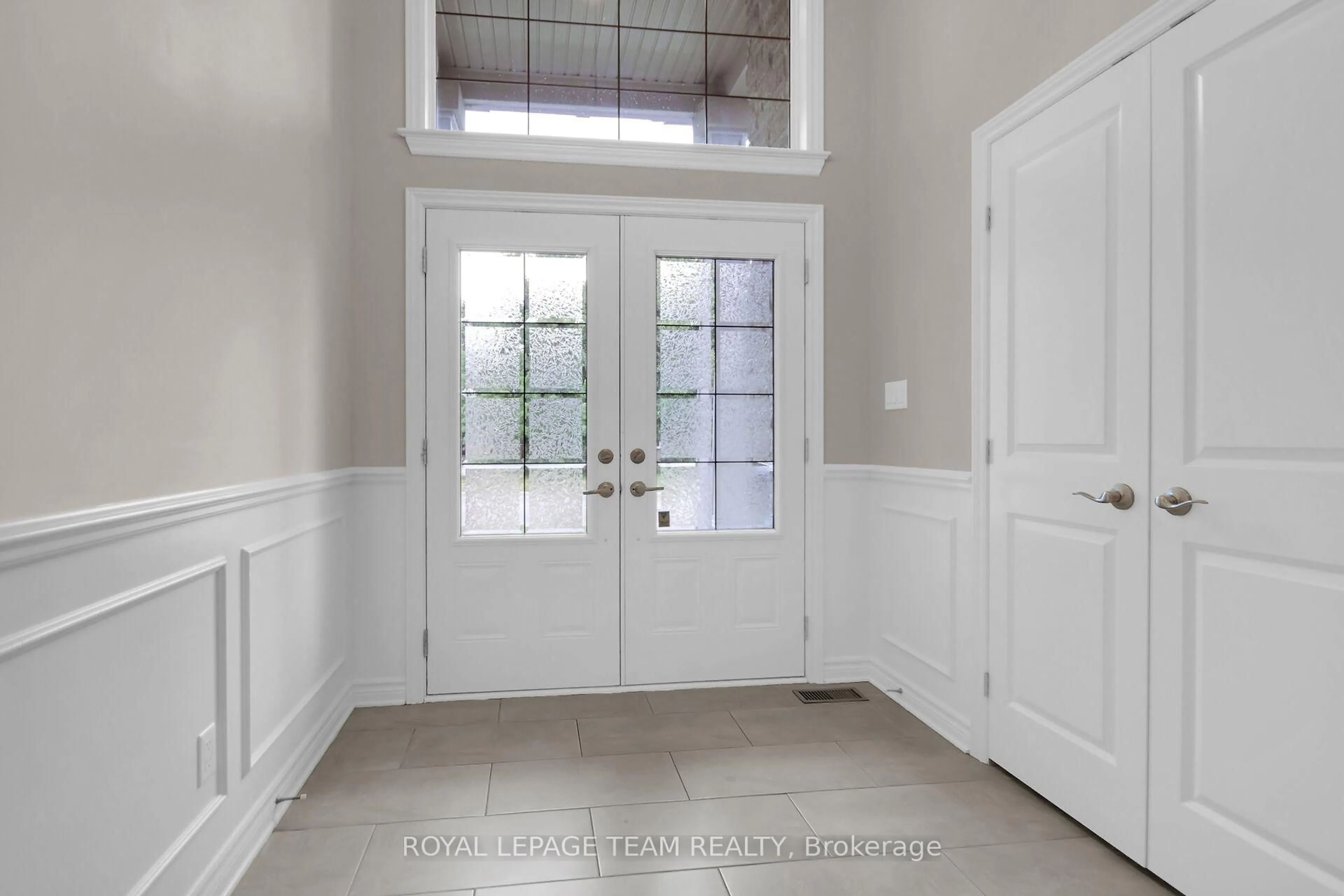 Indoor entryway for 142 West Ridge Dr, Stittsville Ontario K2S 2H3