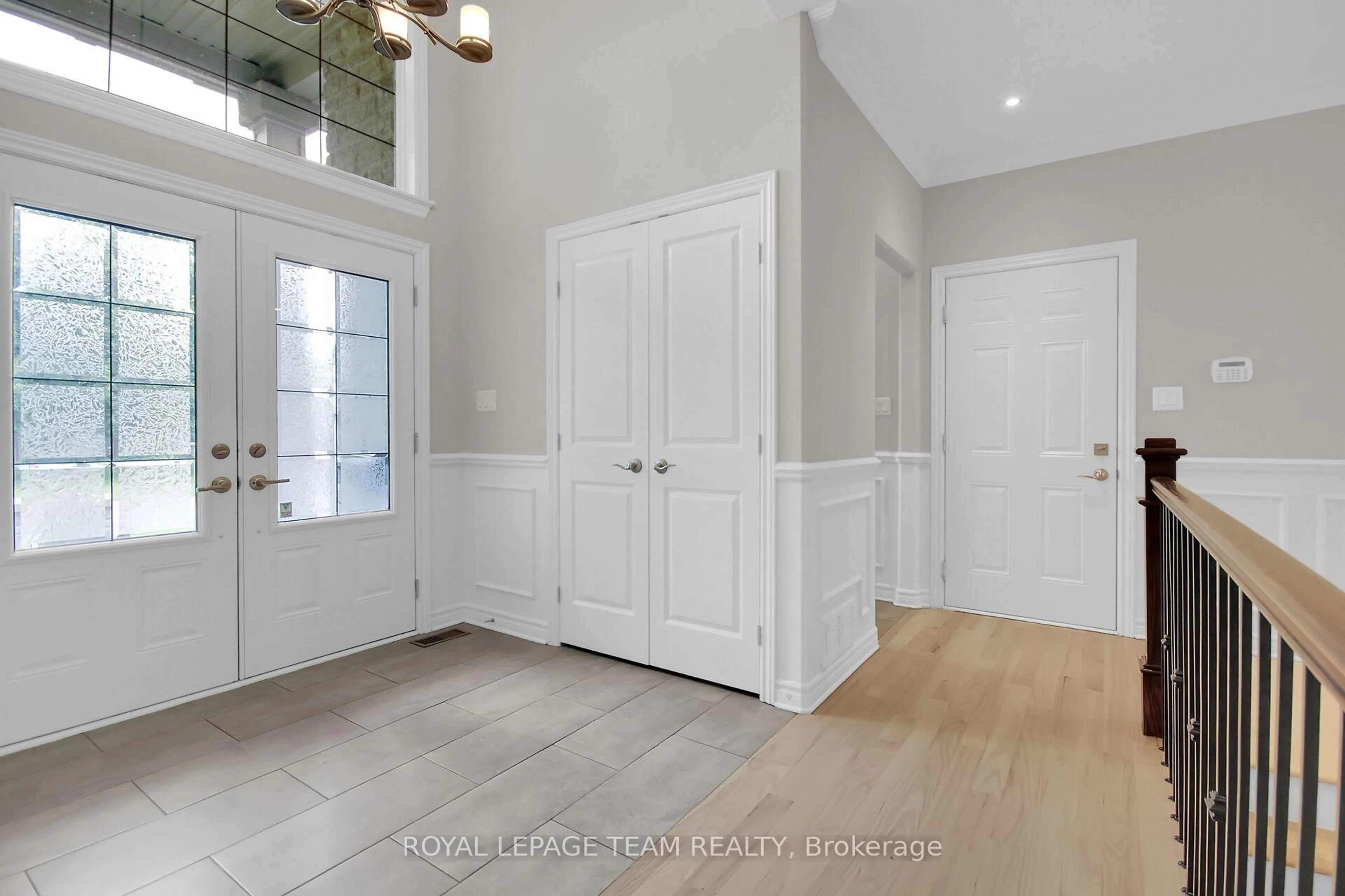 Indoor entryway for 142 West Ridge Dr, Stittsville Ontario K2S 2H3