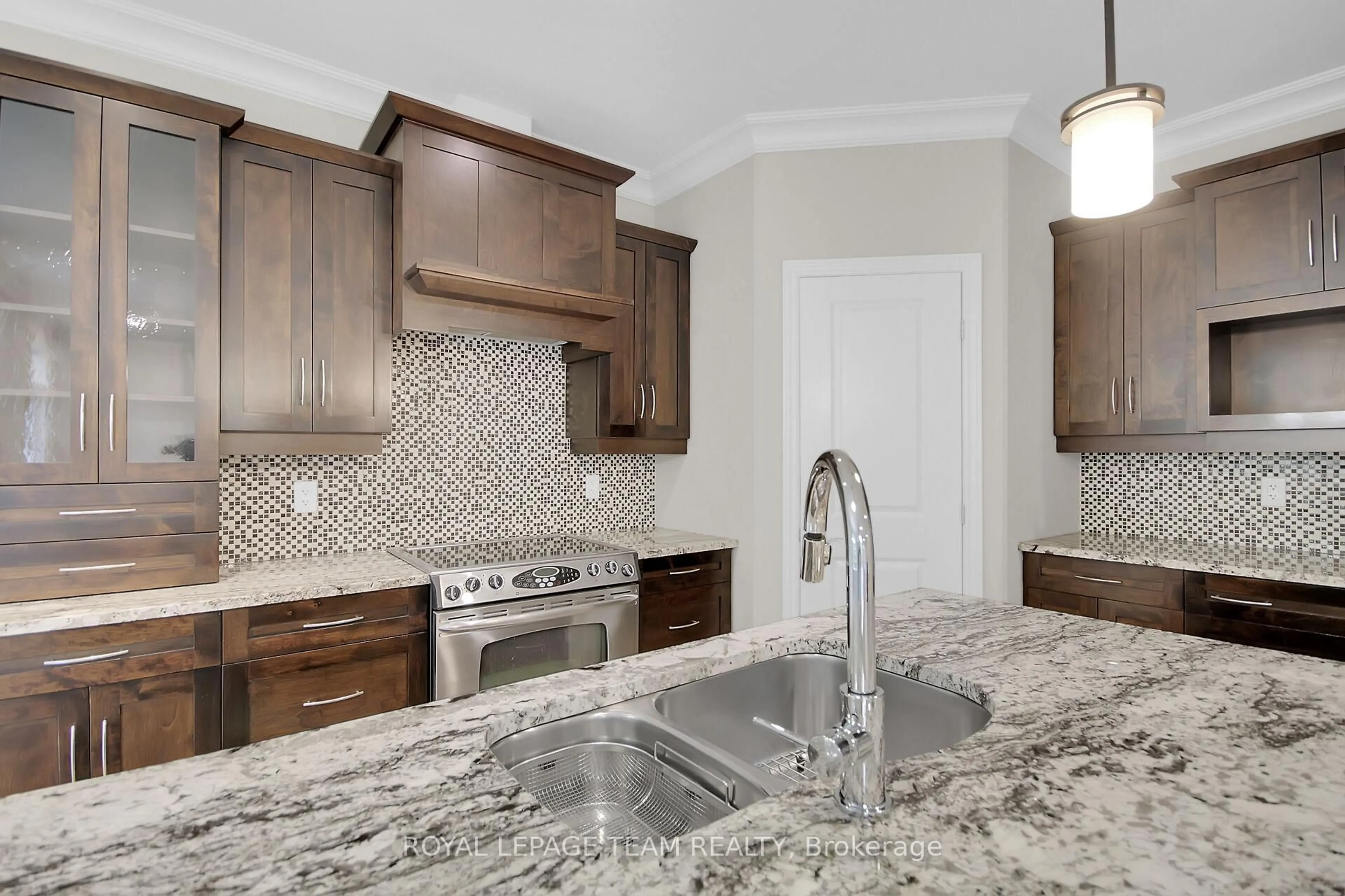 Open concept kitchen, ceramic/tile floor for 142 West Ridge Dr, Stittsville Ontario K2S 2H3