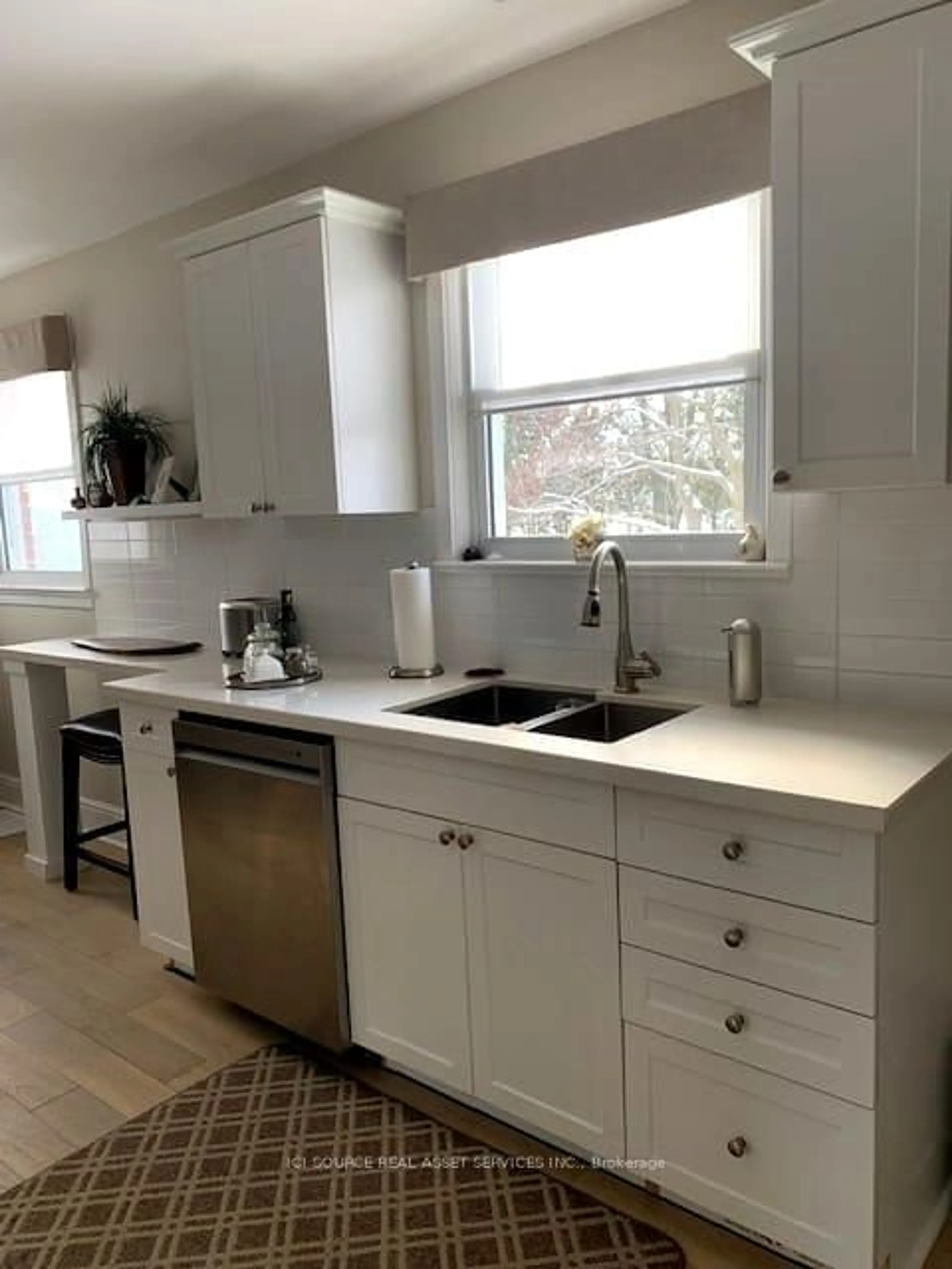 Open concept kitchen, ceramic/tile floor for 20 Hillier Cres, Brantford Ontario N3R 1X1