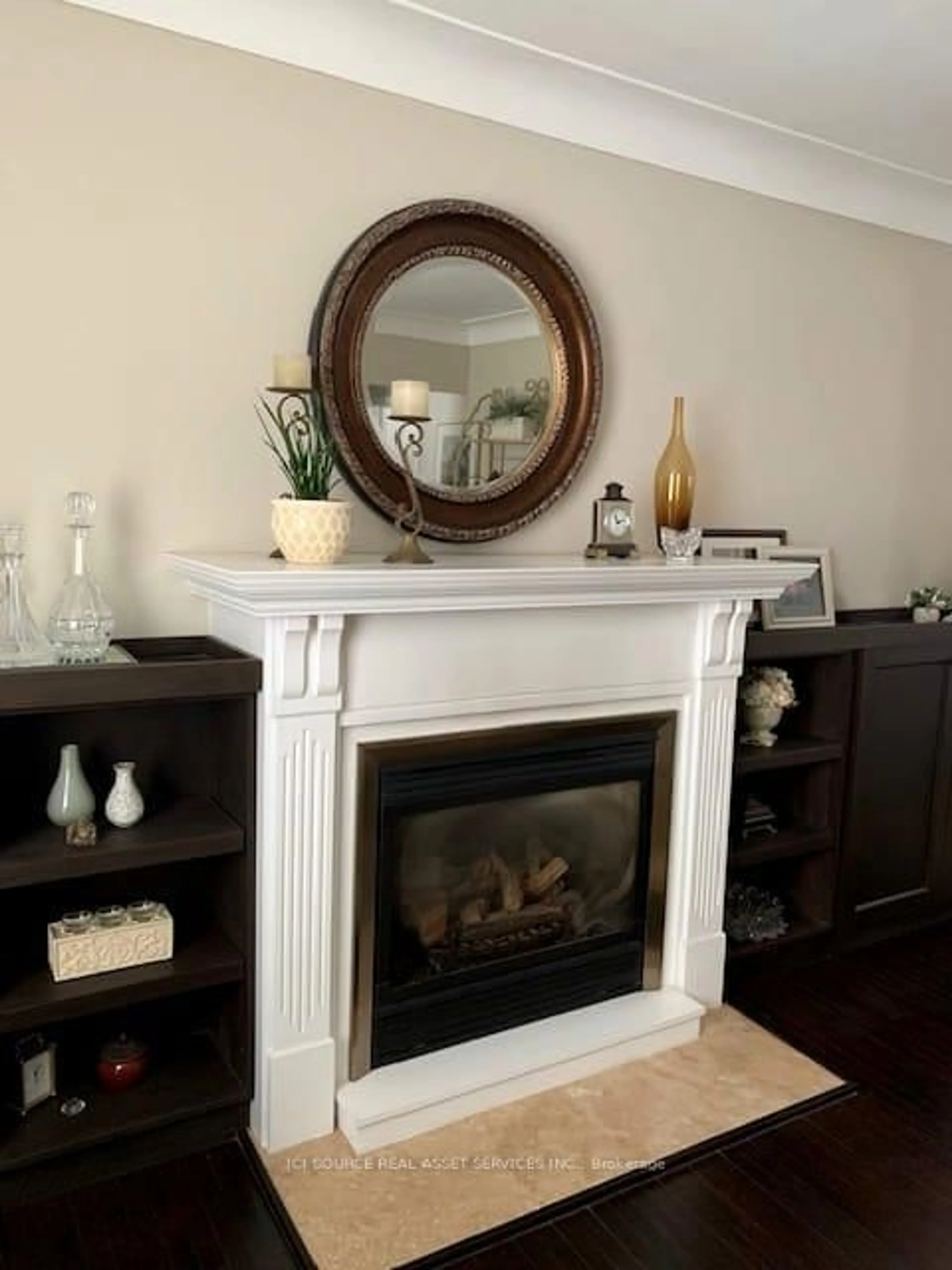 Living room with furniture, wood/laminate floor for 20 Hillier Cres, Brantford Ontario N3R 1X1