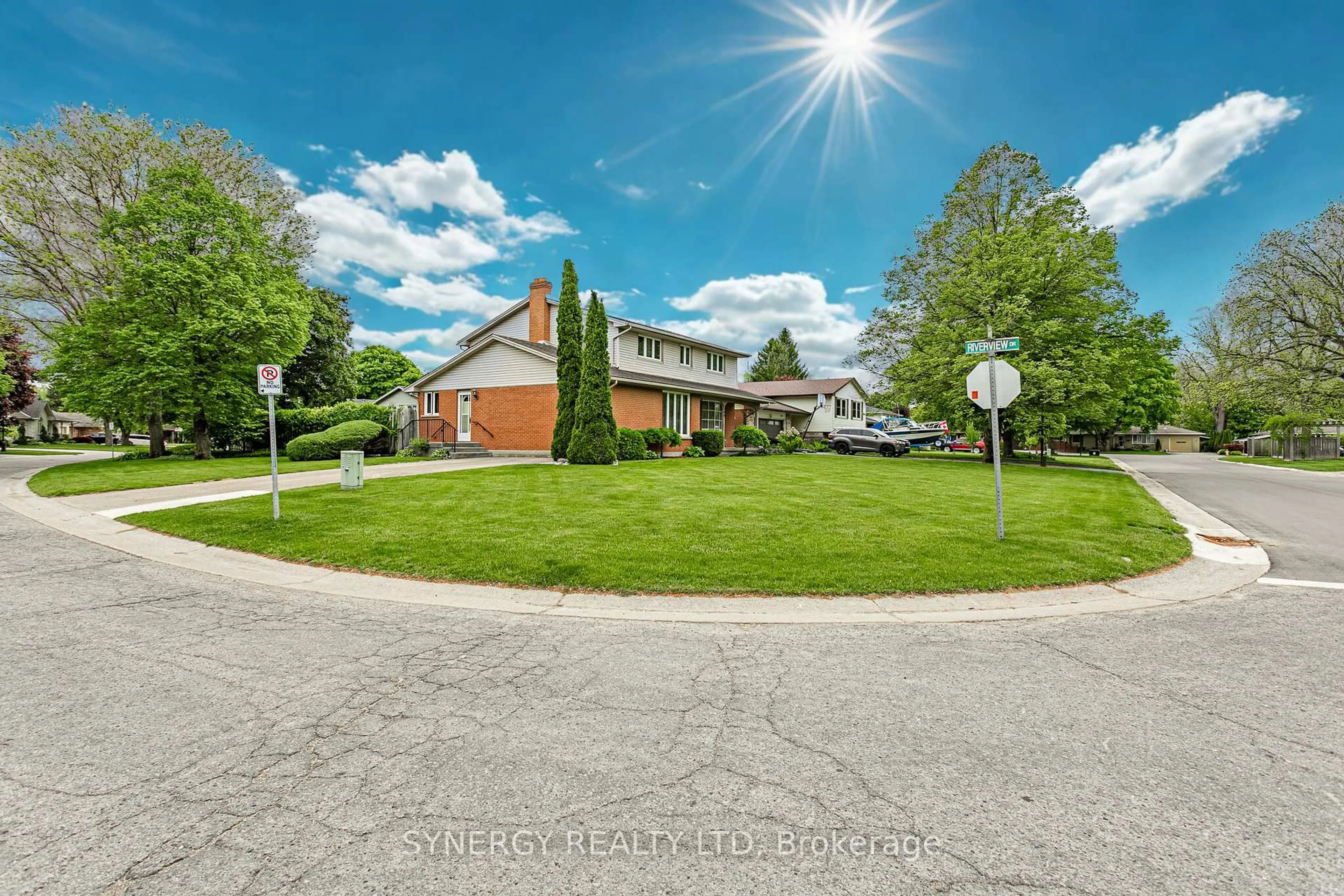 A pic from outside/outdoor area/front of a property/back of a property/a pic from drone, street for 208 Lamore Cres, Strathroy-Caradoc Ontario N7G 2C1
