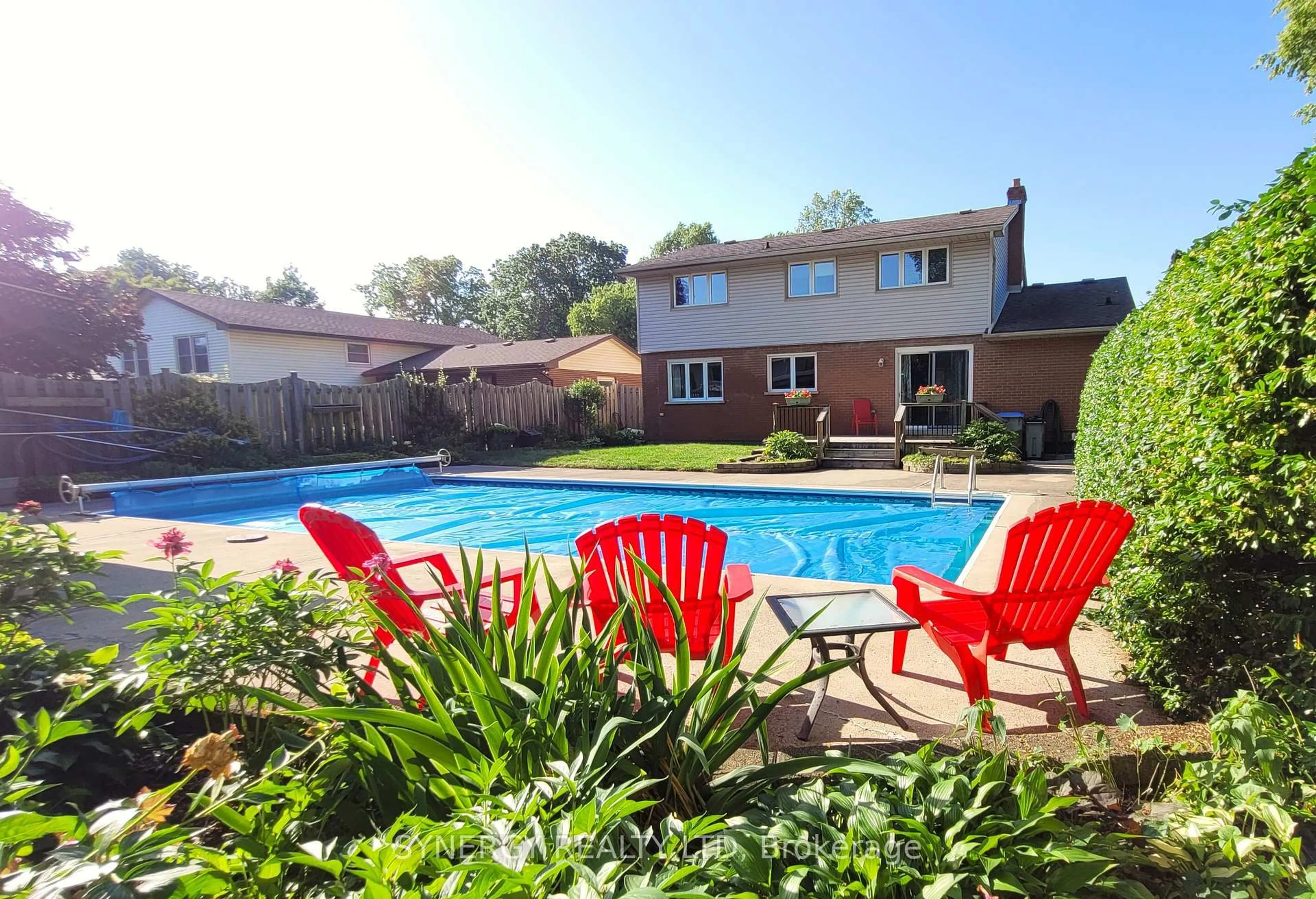 Pool for 208 Lamore Cres, Strathroy-Caradoc Ontario N7G 2C1