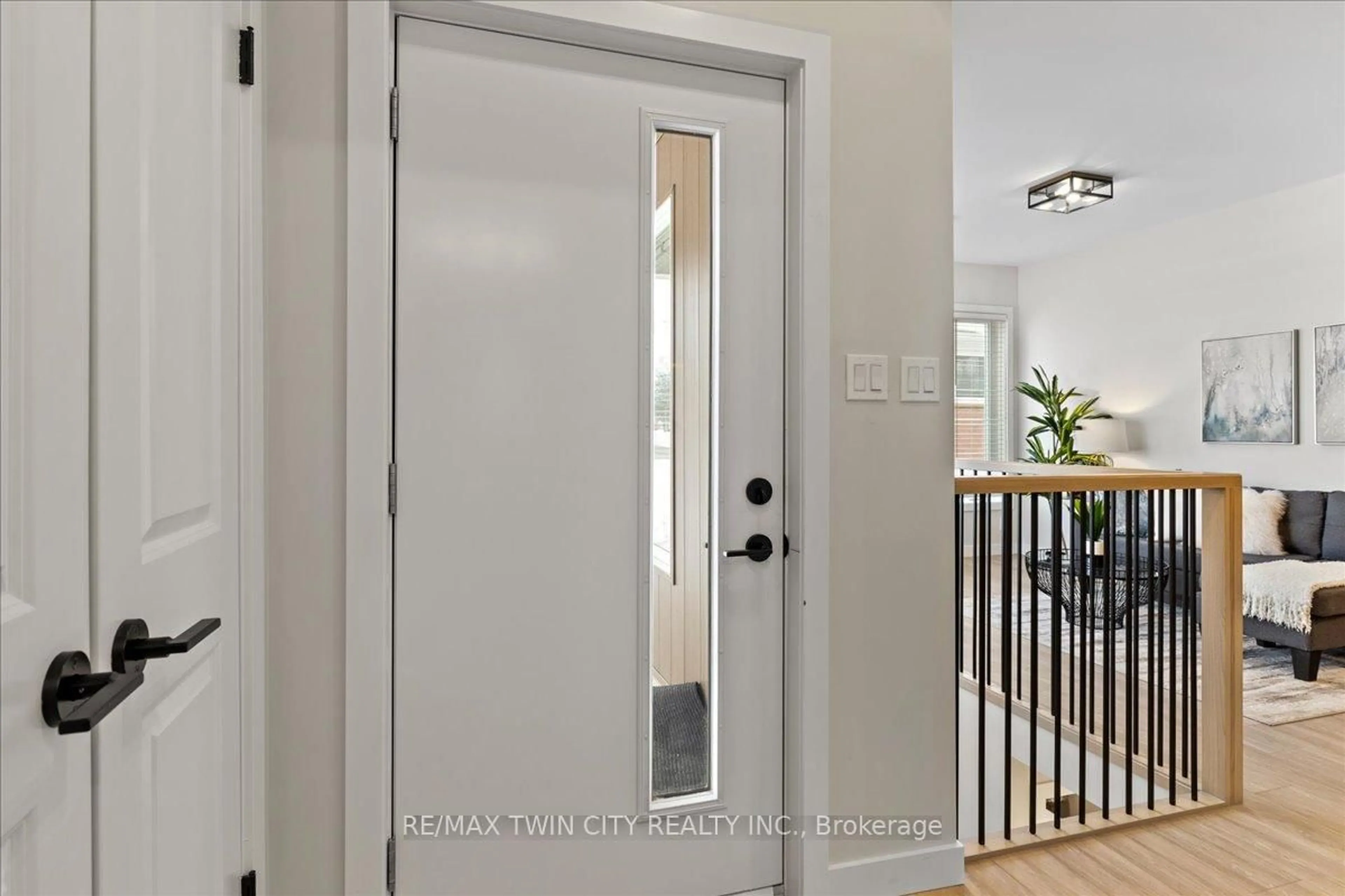 Indoor entryway for 2 Pipers Green Crt, Kitchener Ontario N2E 3C6